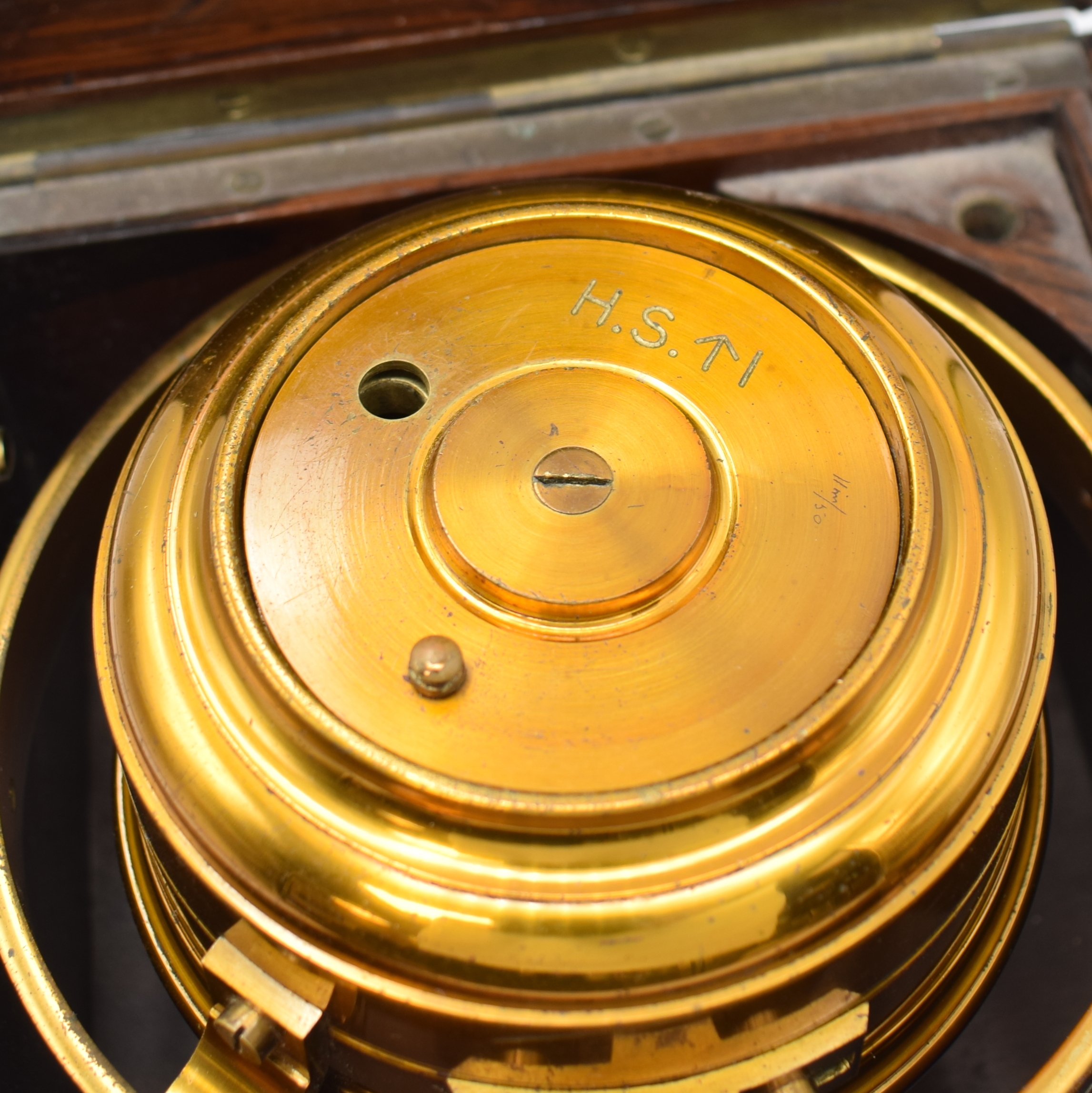 Detail h: RUSSELS LTD Marinechronometer Nr. 6699, England um 1890, 3-tlg. Holzbox m. Messing Einlagen, Deckel später, Schlüssel zu ers., Signatur-Plakette in ...