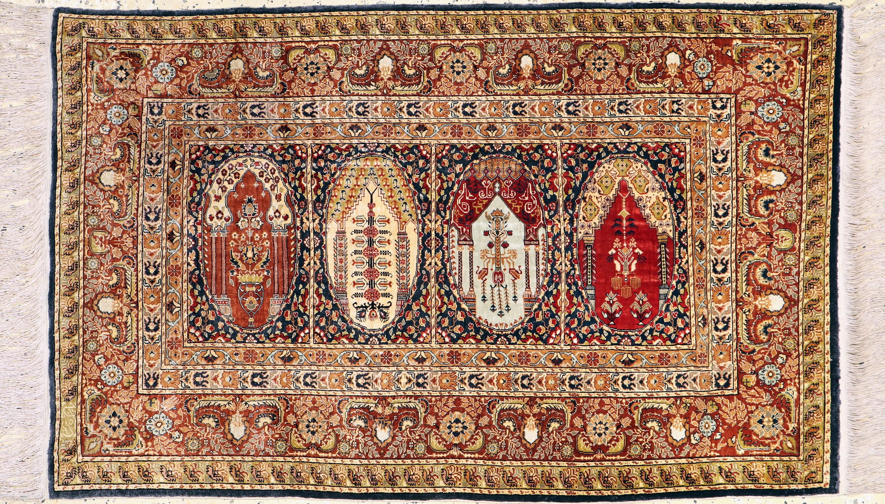 Hereke Seide fein signiert, Türkei, Mitte 20.Jhd, reine Naturseide"Metallbroschiert", ca. 127 x 80 cm, EHZ: 1-2
