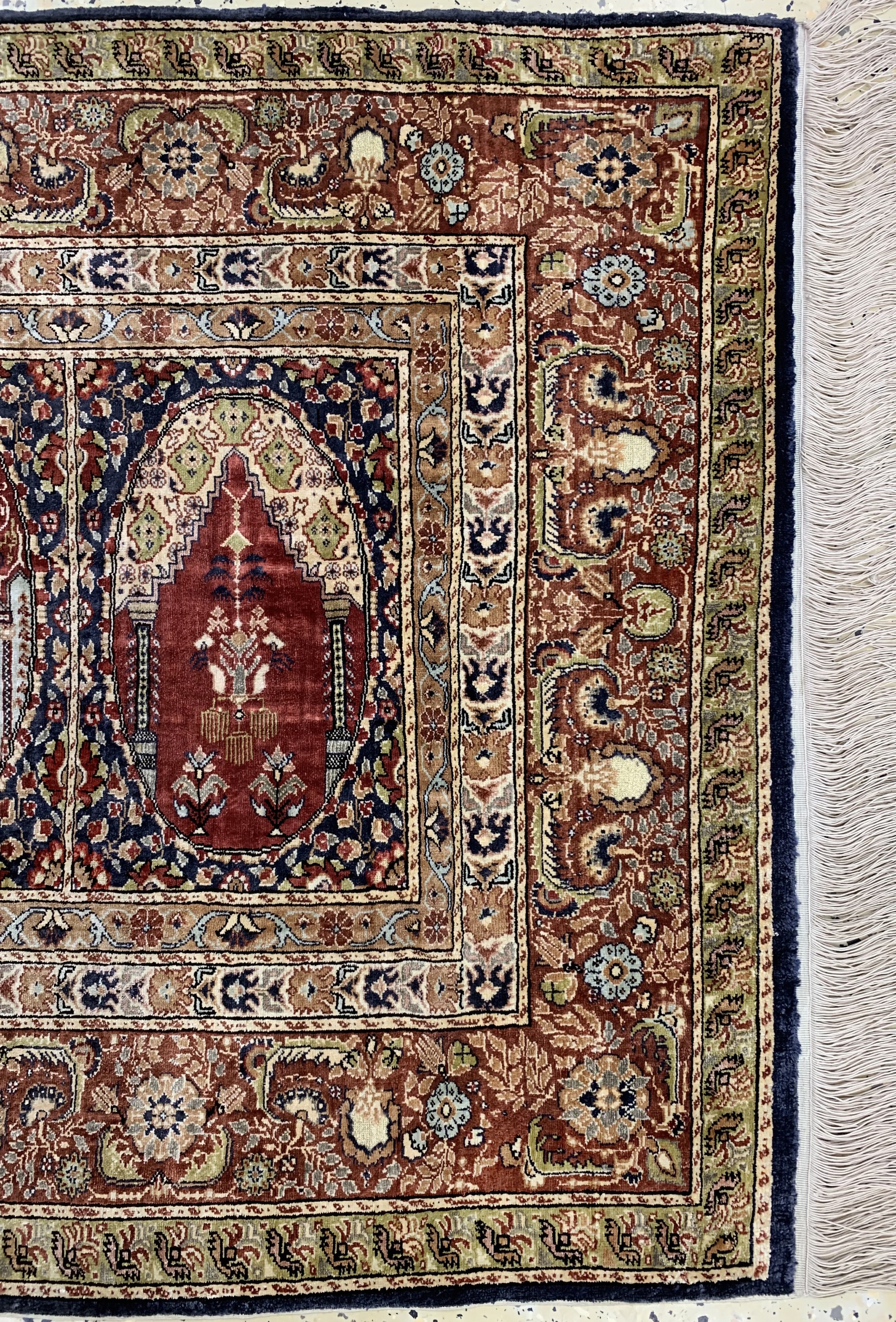 Detail a: Hereke Seide fein signiert, Türkei, Mitte 20.Jhd, reine Naturseide"Metallbroschiert", ca. 127 x 80 cm, EHZ: 1-2