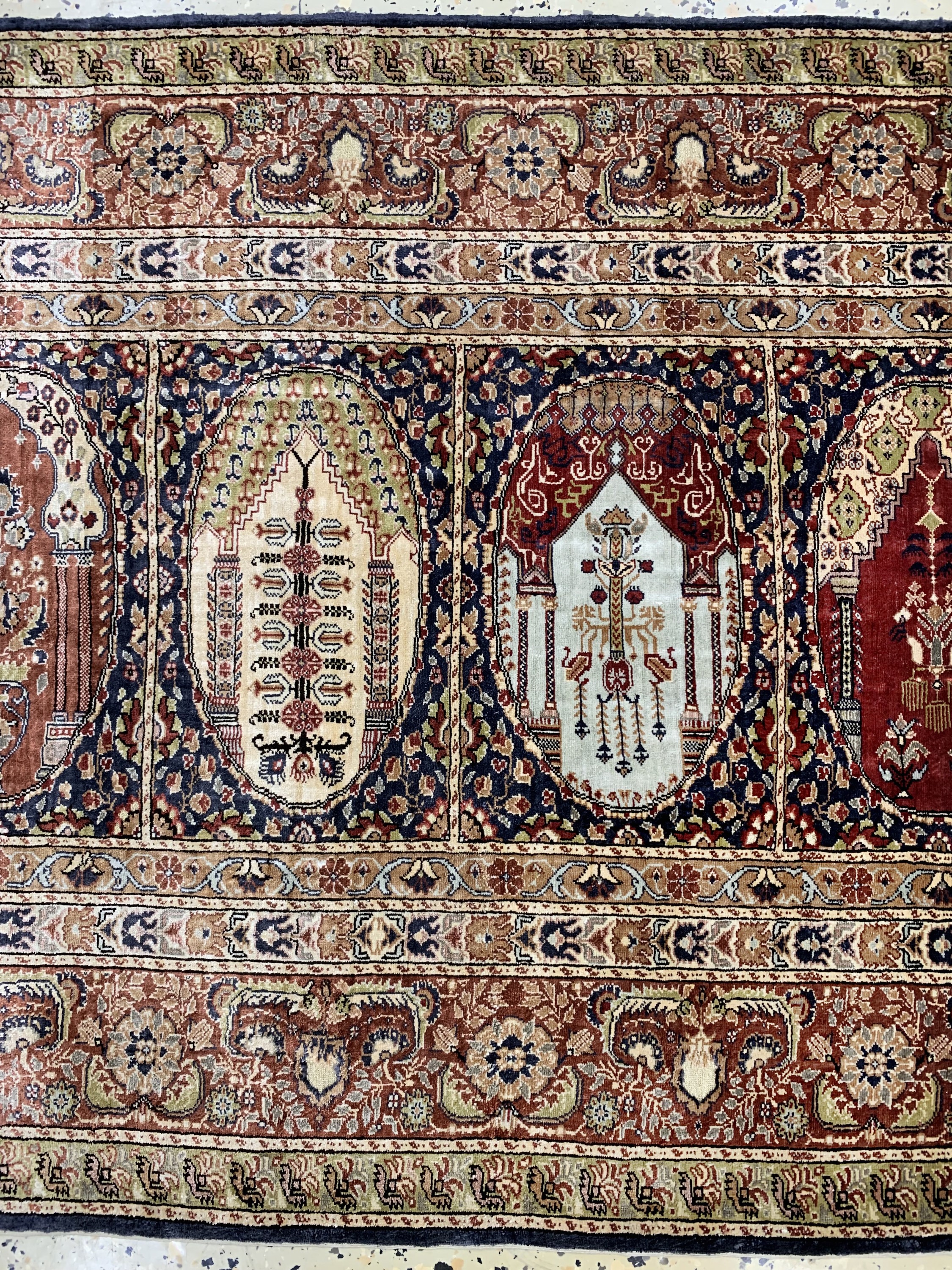 Detail b: Hereke Seide fein signiert, Türkei, Mitte 20.Jhd, reine Naturseide"Metallbroschiert", ca. 127 x 80 cm, EHZ: 1-2