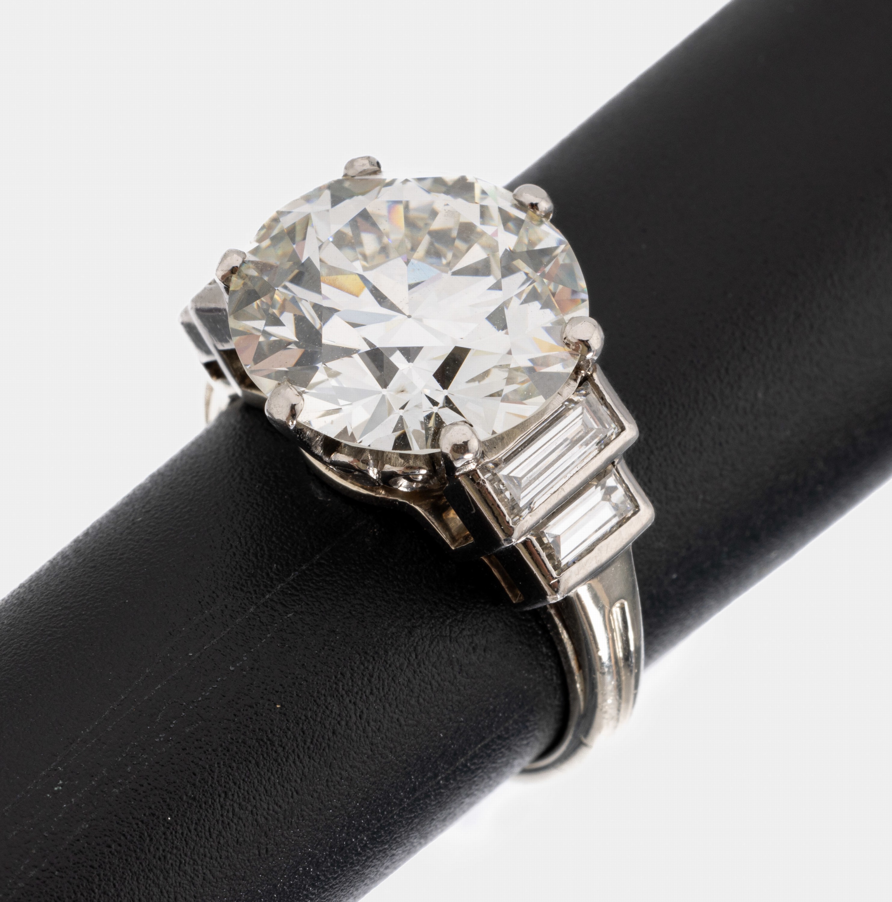 14 kt Gold Art Deco Diamant-Ring, um 1935, WG 585/000, geprüft sign. KOCH - Hofjuwelier Koch Frankfurt-Baden Baden, 1 Diamant 7.56 ct (grav.) ...