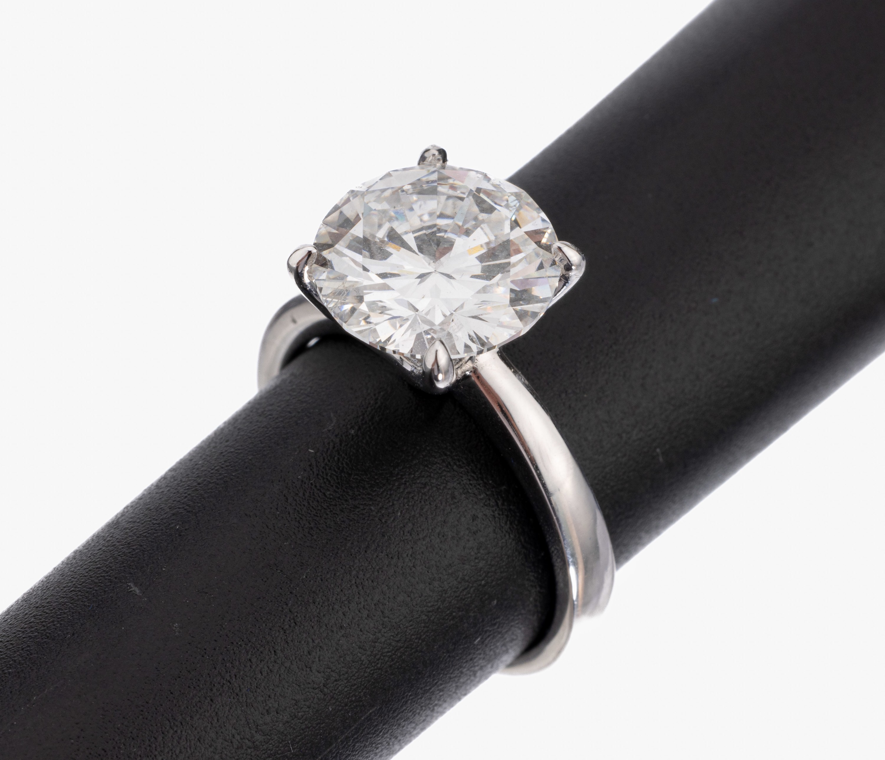 18 kt Gold Brillant-Ring, WG 750/000, Brillant 4.60 ct hochfeines Weiss River E/si 2,DPL-Expertise 08/22, ca. 8.0 g, RW 54