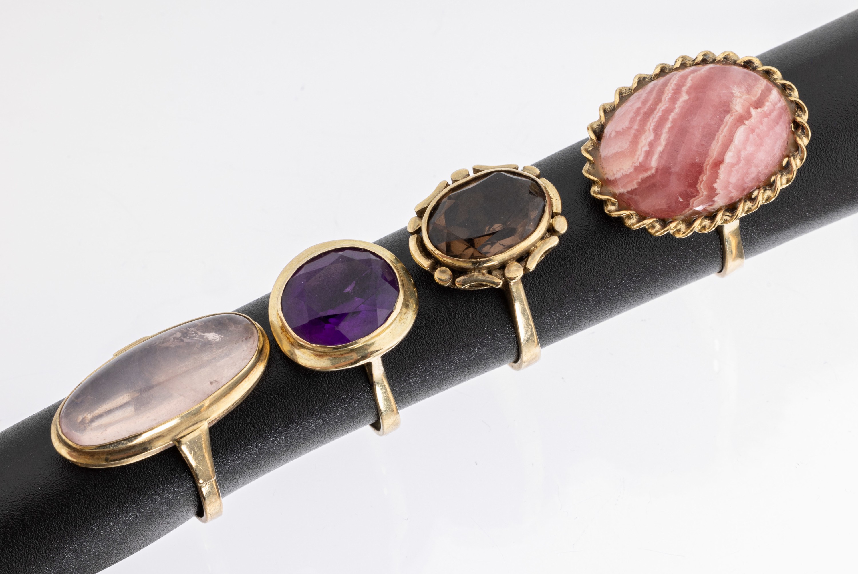 Konvolut 4 8 kt Gold Farbstein-Ringe, GG 333/000, 1 x ovalfacett. Amethyst, RW 55, 1 x länglicher Rosenquarz-Cabochon, RW 54, 1 x ovaler ...