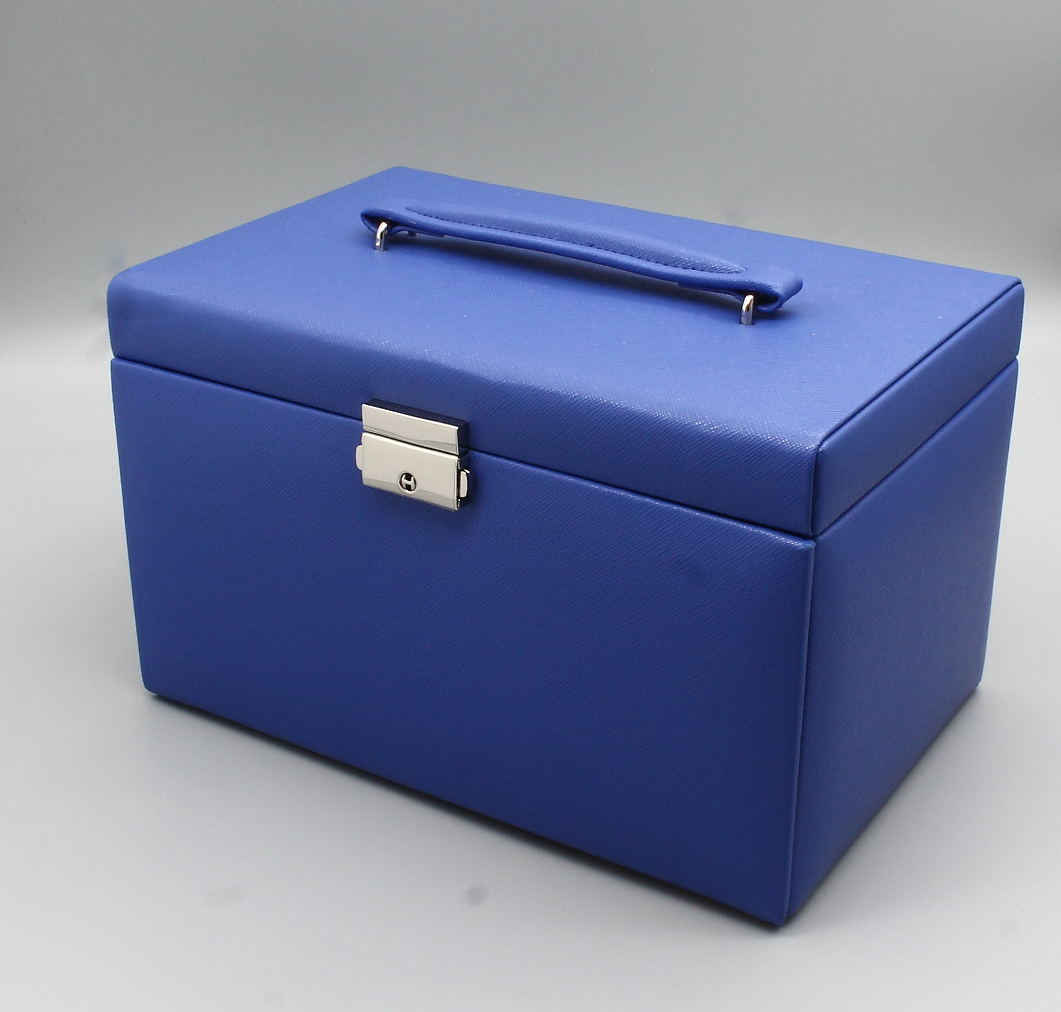 Schmuckkoffer aus Feinsynthetik in Königsblau,cremefarb. Innenfutter, 3 Schubfächer, Innenspiegel, abschließbar, 24 x 15 x 16 cm