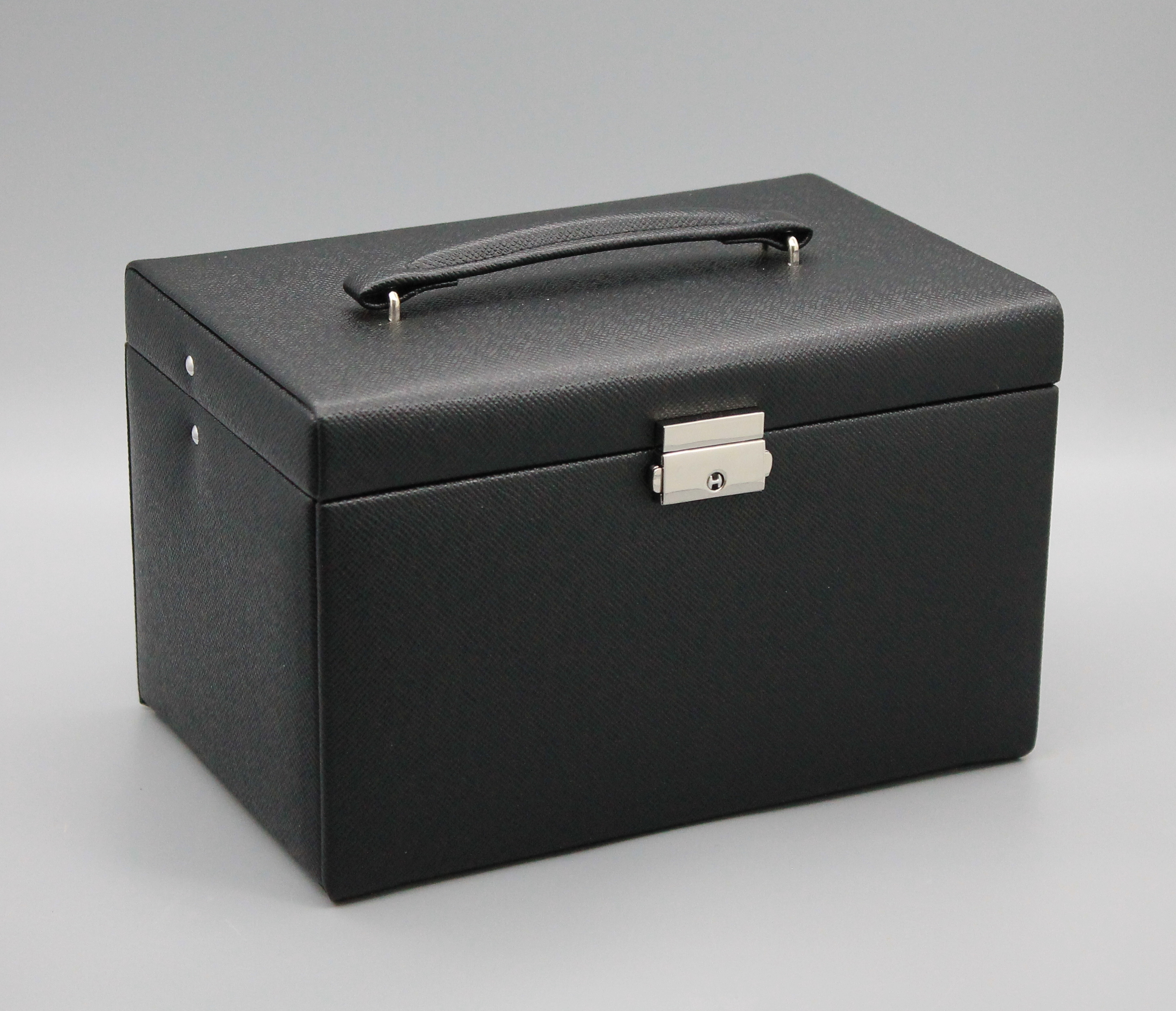 Schmuckkoffer aus Feinsynthetik in schwarz, hellgraues Innenfutter, 3 Schubfächer, Innenspiegel, abschließbar, 24 x 15 x 16 cm