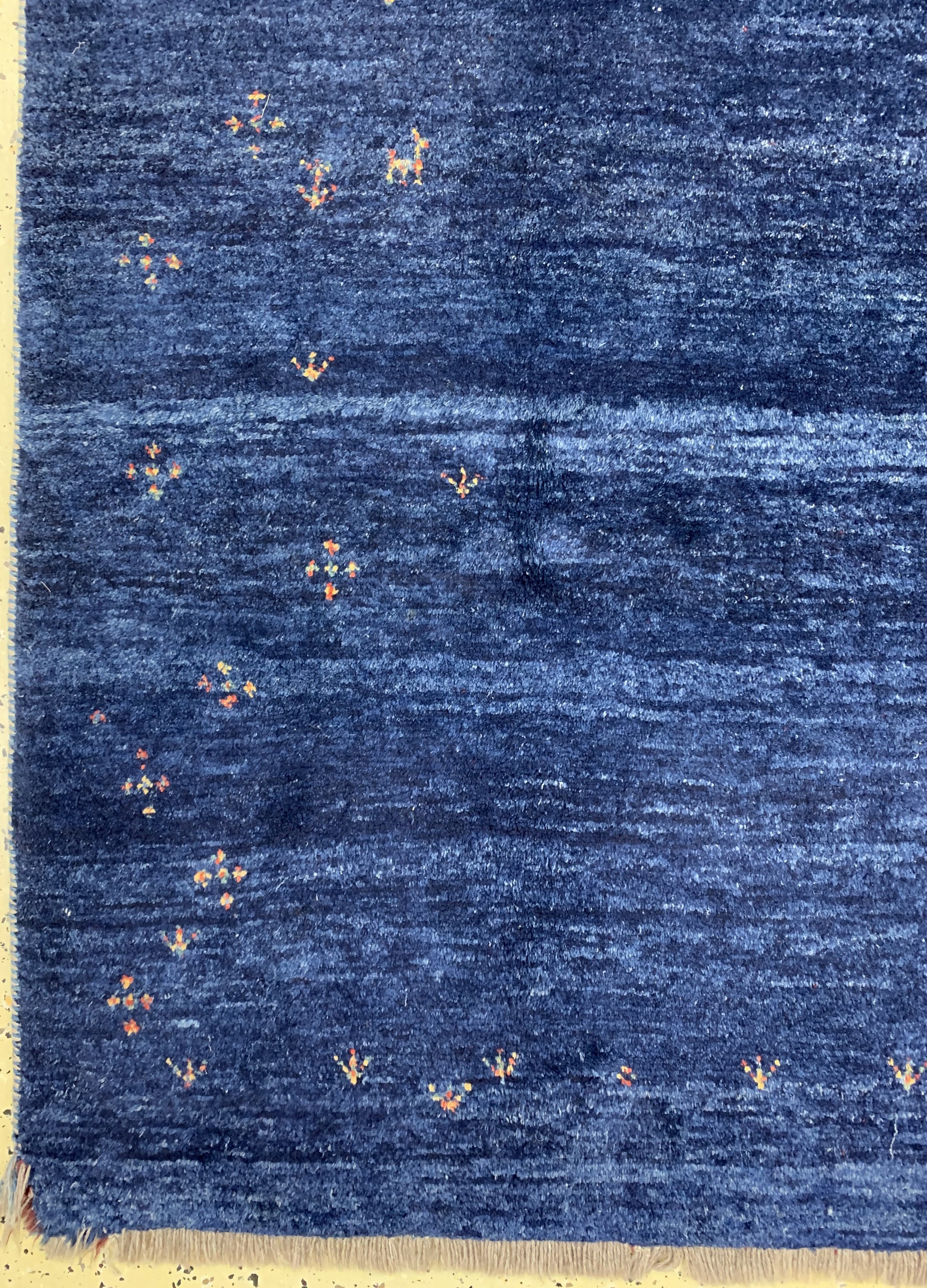 Detail b: Gabbeh, Persien, ca. 30 Jahre, Wolle auf Wolle, ca. 295 x 220 cm, EHZ: 2, (Eck leicht beschädigt)