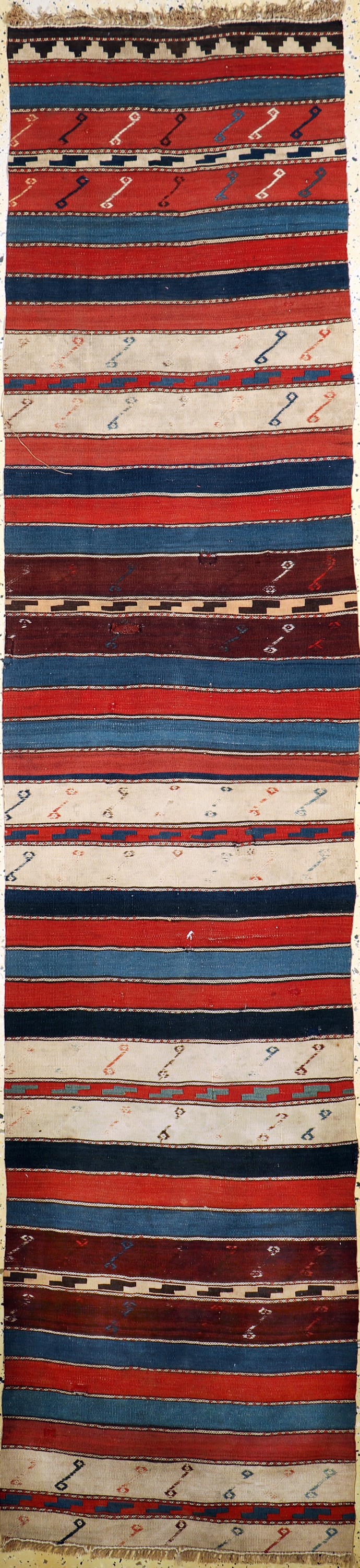 Anatol Kelim antik, Türkei, um 1900, Wolle auf Wolle, ca. 315 x 73 cm, Reinigungsbedürftig, EHZ: 2, (Alte Restaurierungen)