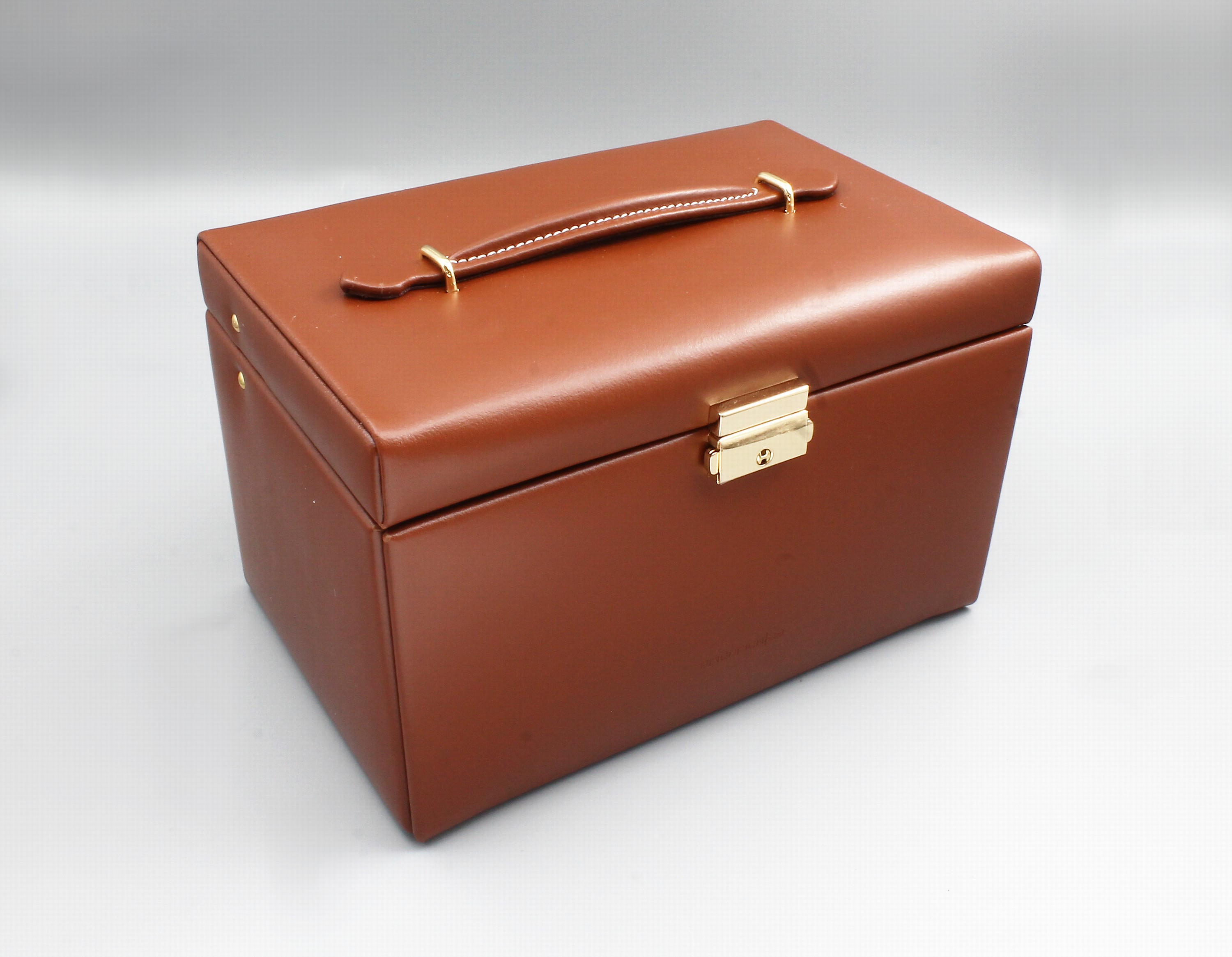 Schmuckkoffer aus Leder in braun, Innenfutter beige, Broschenleiste, Ringleiste, Innenspiegel, 3 Schubladen mit Unterteilungen, abschließbar, ca. 24 ...