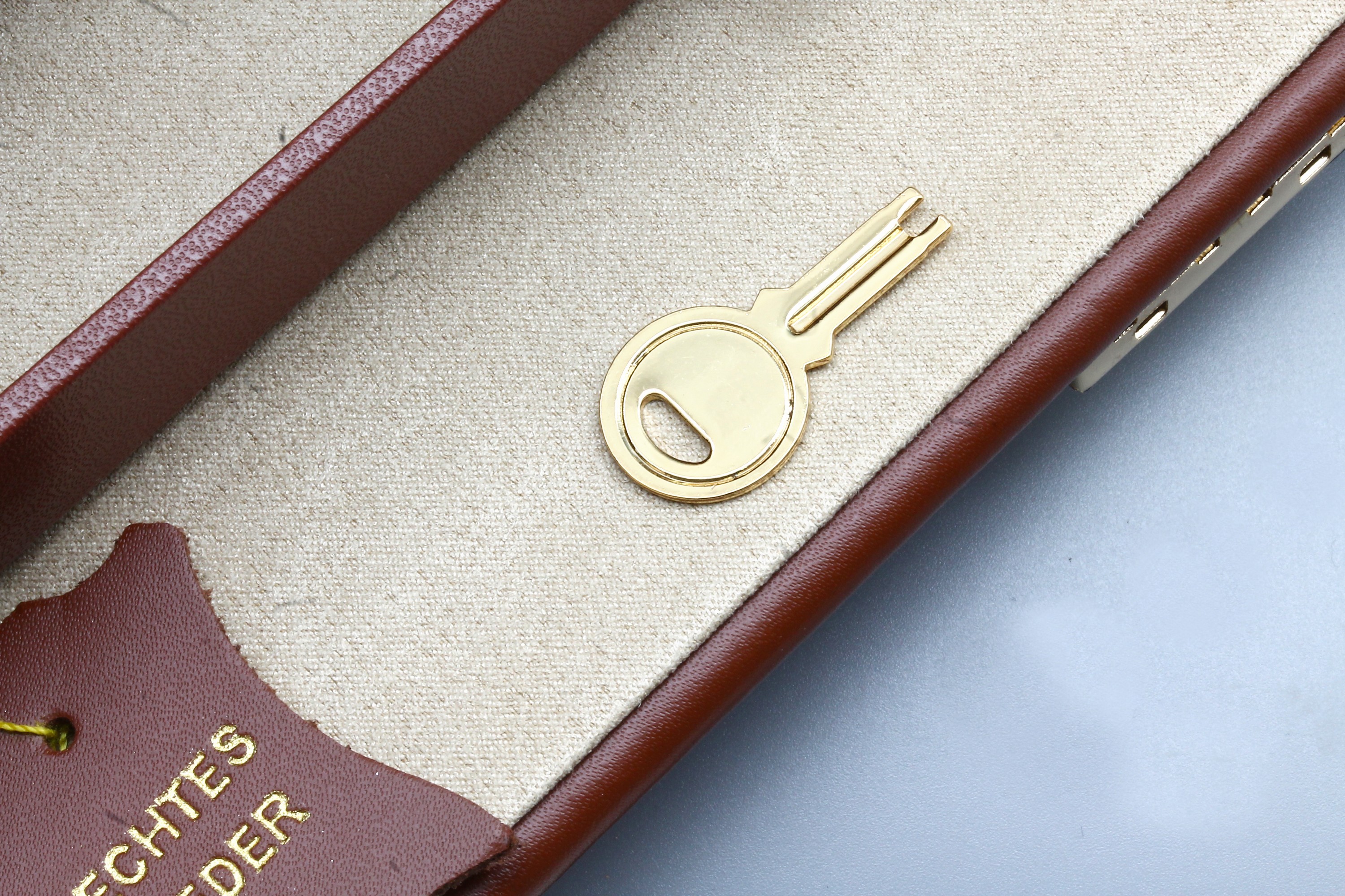 Detail b: Schmuckkoffer aus Leder in braun, Innenfutter beige, Broschenleiste, Ringleiste, Innenspiegel, 3 Schubladen mit Unterteilungen, abschließbar, ca. 24 ...