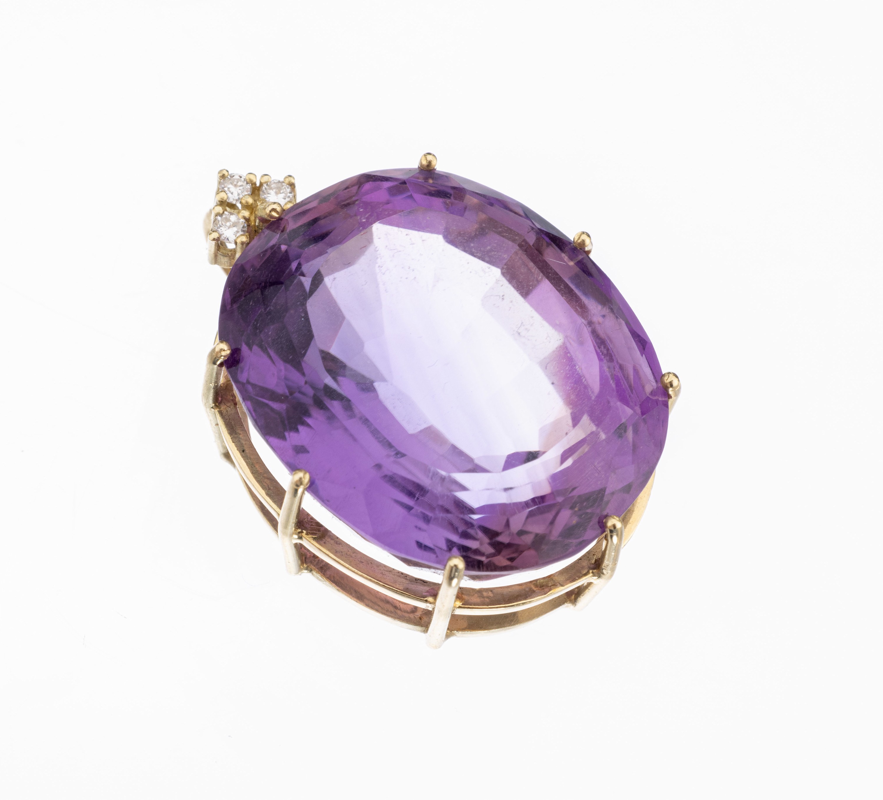 14 kt Gold Amethyst-Brillant-Anhänger, GG 585/000, ovalfacett. Amethyst ca. 65.00 ct, 3 Brillanten zus. ca. 0.09 ct Weiss/si, D. ca. 2.5 x 3 cm, ...