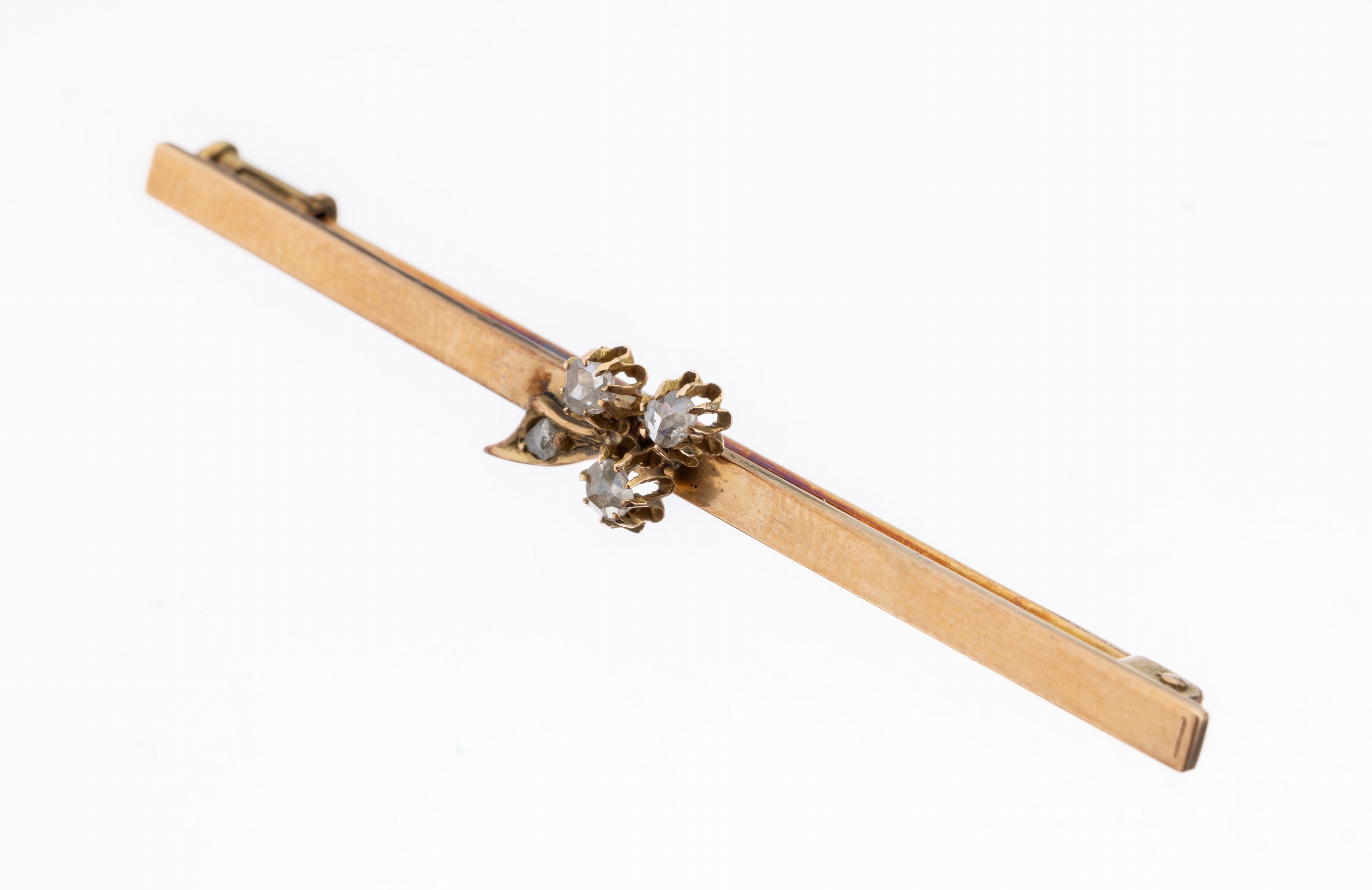14 kt Gold Diamant-Brosche, GG 585/000 gepr., schlicht, länglich, L. ca. 5.9 cm, aufgelegtes Ornament aus älterem Zusammenhang mit kl. ...