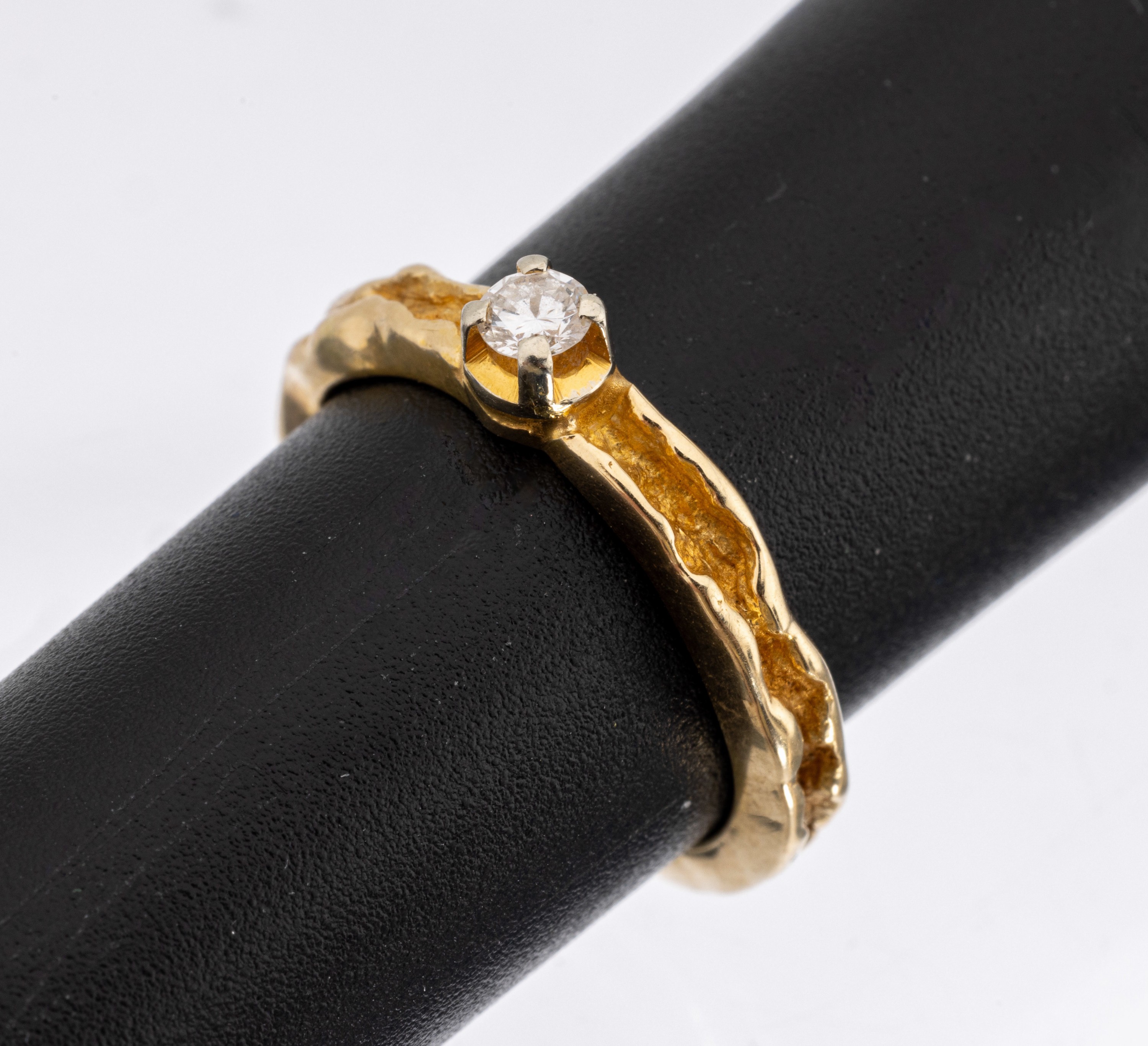 14 kt Gold Brillant-Ring, GG 585/000, Ringschiene strukturiert, erhaben gefasster Brillant ca. 0.10 ct Weiß/si, RW 49, ca. 3.8 g, Meistermarke ...