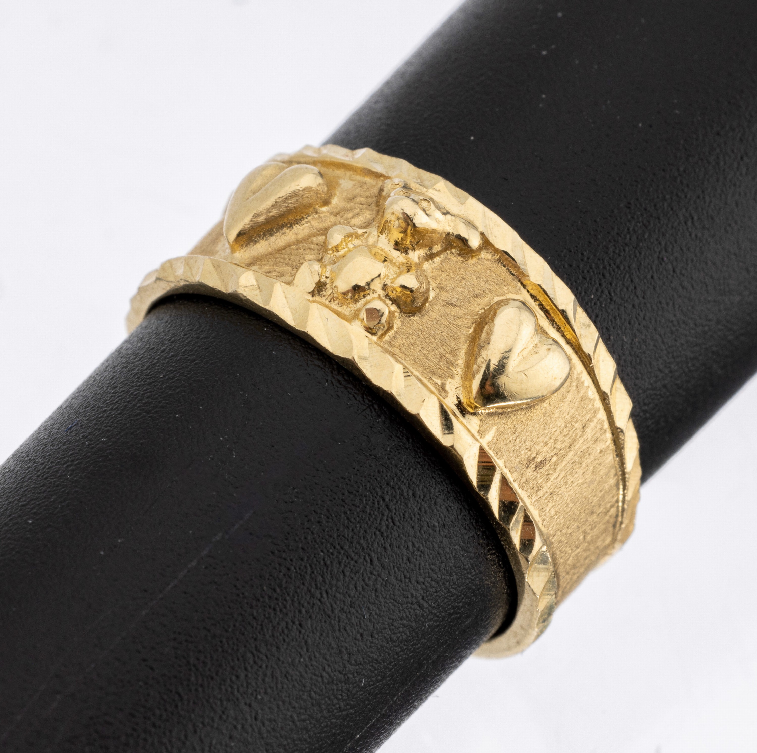 14 kt Gold Ring, GG 585/000, Oberfläche part. strukturiert, 2 Herzen, 1 Bärchen, RW 55, ca. 4.6 g