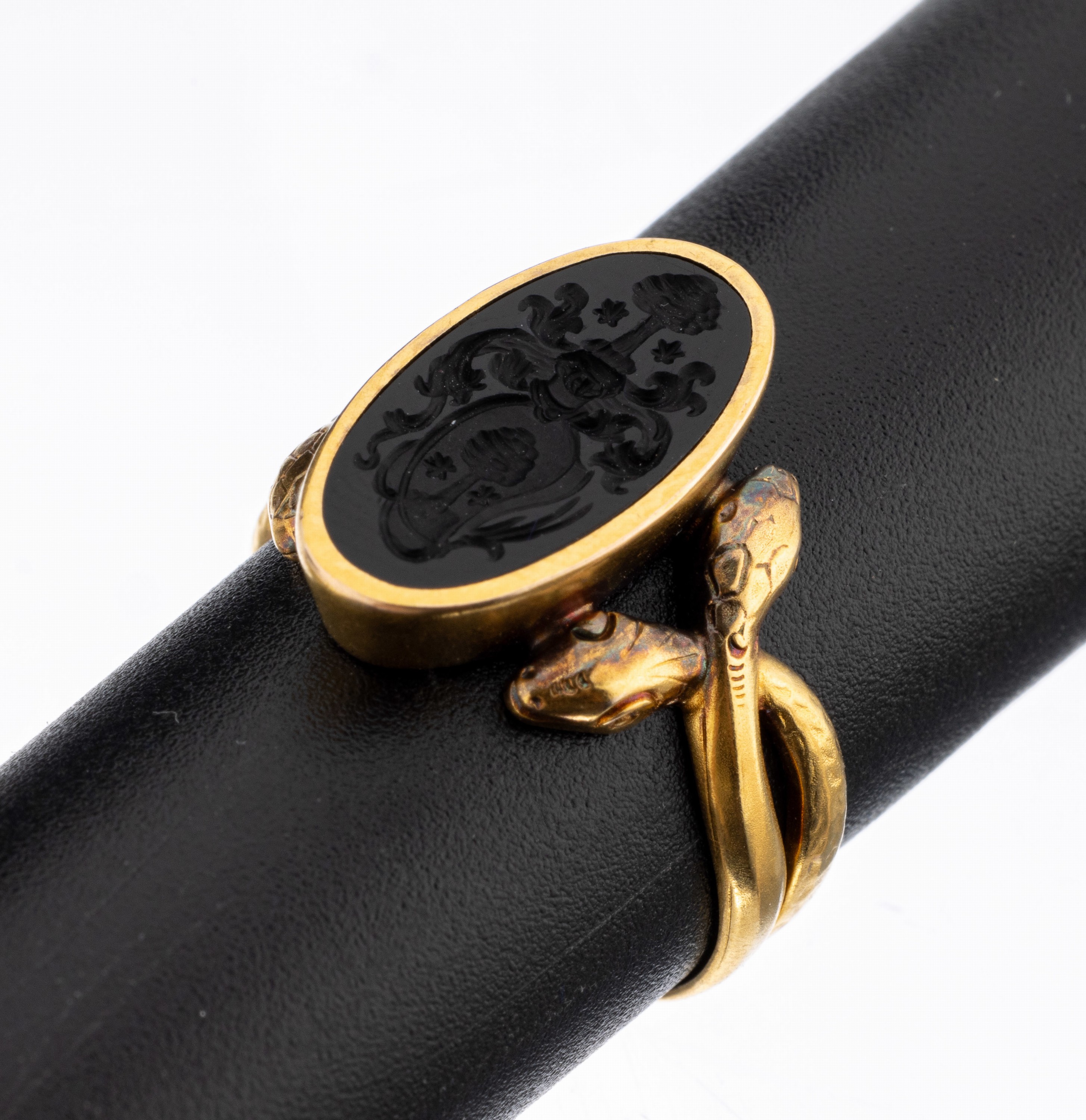 14 kt Gold Siegelring, um 1900, GG 585/000,ovaler Ringkopf, Onyxeinlage mit Intaglio, Darstellung eines Familienwappens, Ringschultern in ...