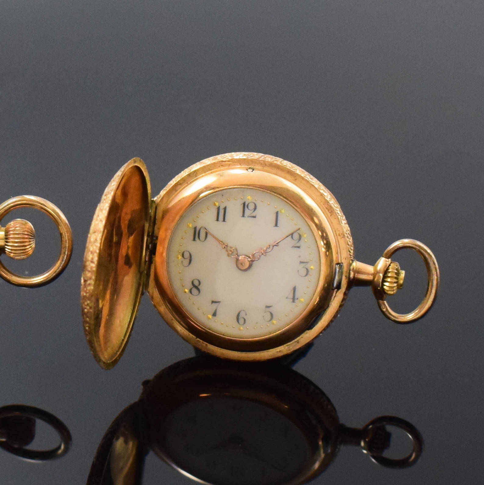 Detail a: Konvolut: 2 Damentaschenuhren in RG 585/000, Schweiz um 1900, fein grav. Geh., verg. Zylinderwerke, 1.) Halbsavonette, 3-Deckel Gold, Emailzifferbl. ...