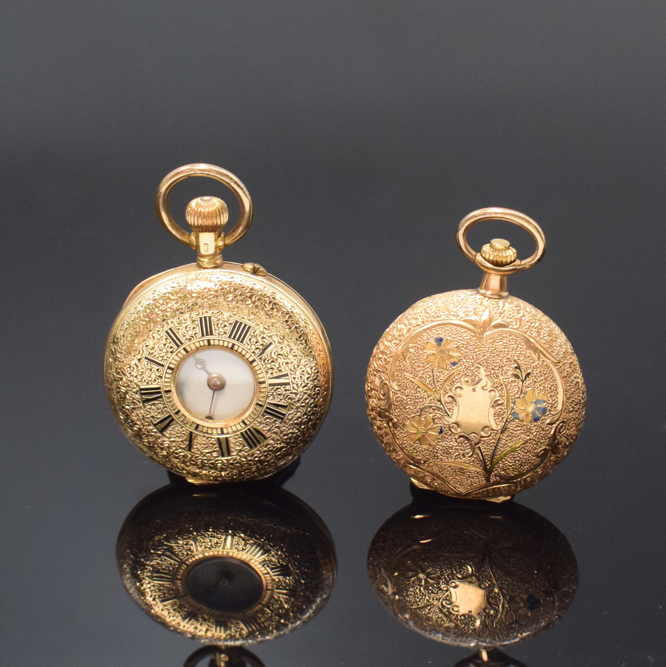 Detail c: Konvolut: 2 Damentaschenuhren in RG 585/000, Schweiz um 1900, fein grav. Geh., verg. Zylinderwerke, 1.) Halbsavonette, 3-Deckel Gold, Emailzifferbl. ...