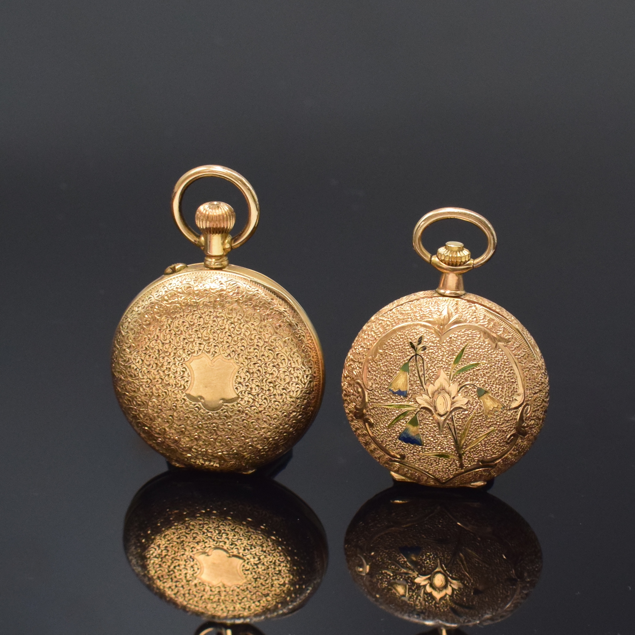Detail d: Konvolut: 2 Damentaschenuhren in RG 585/000, Schweiz um 1900, fein grav. Geh., verg. Zylinderwerke, 1.) Halbsavonette, 3-Deckel Gold, Emailzifferbl. ...