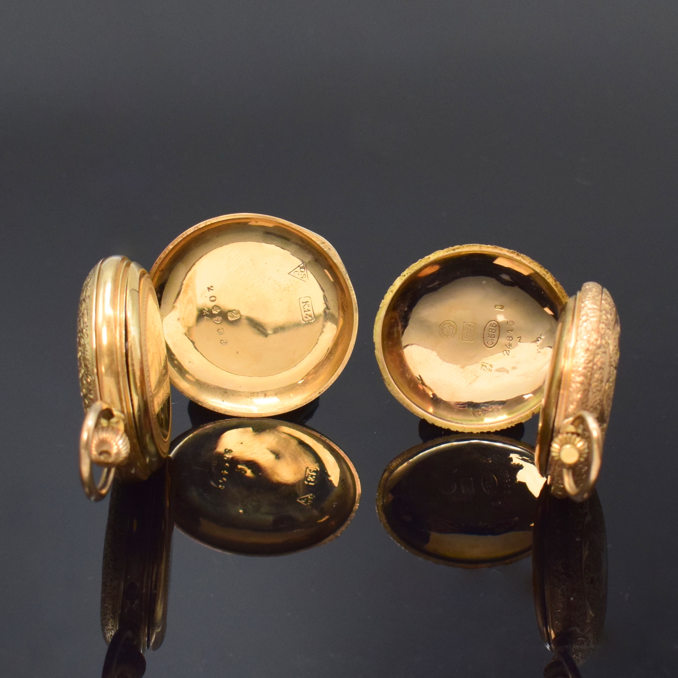 Detail e: Konvolut: 2 Damentaschenuhren in RG 585/000, Schweiz um 1900, fein grav. Geh., verg. Zylinderwerke, 1.) Halbsavonette, 3-Deckel Gold, Emailzifferbl. ...