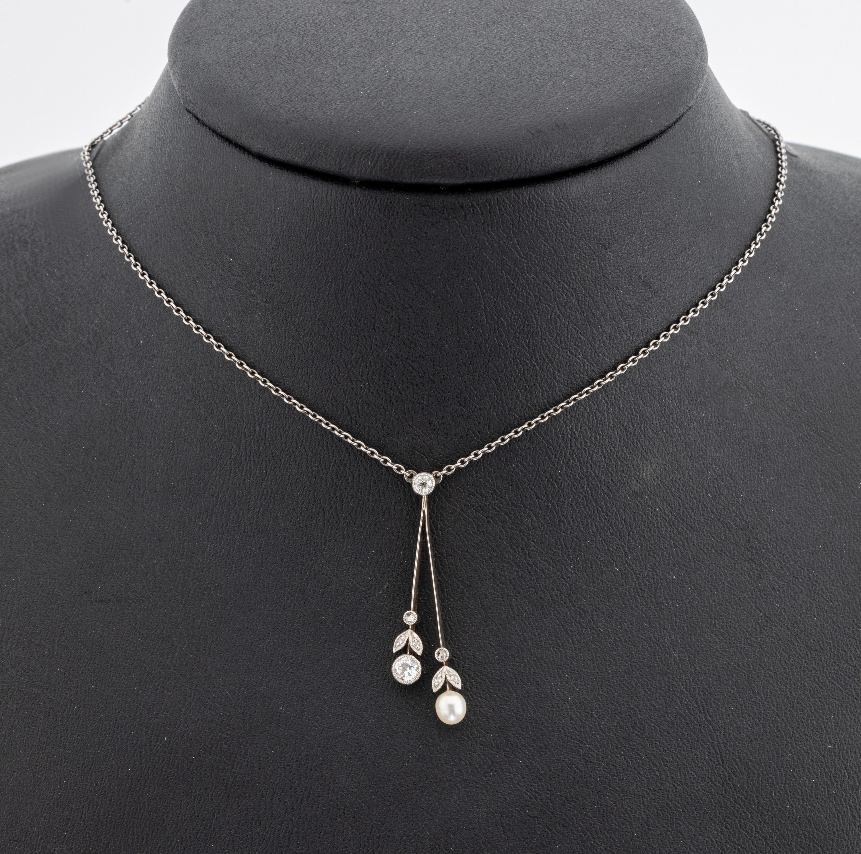 14 kt Gold Jugendstil Diamant-Perl-Collier, um1900, GG 585/000 gepr., Mittelteil schauseitig Platin, längliche Stäbe, 2 Altschliffdiamanten und 6 ...