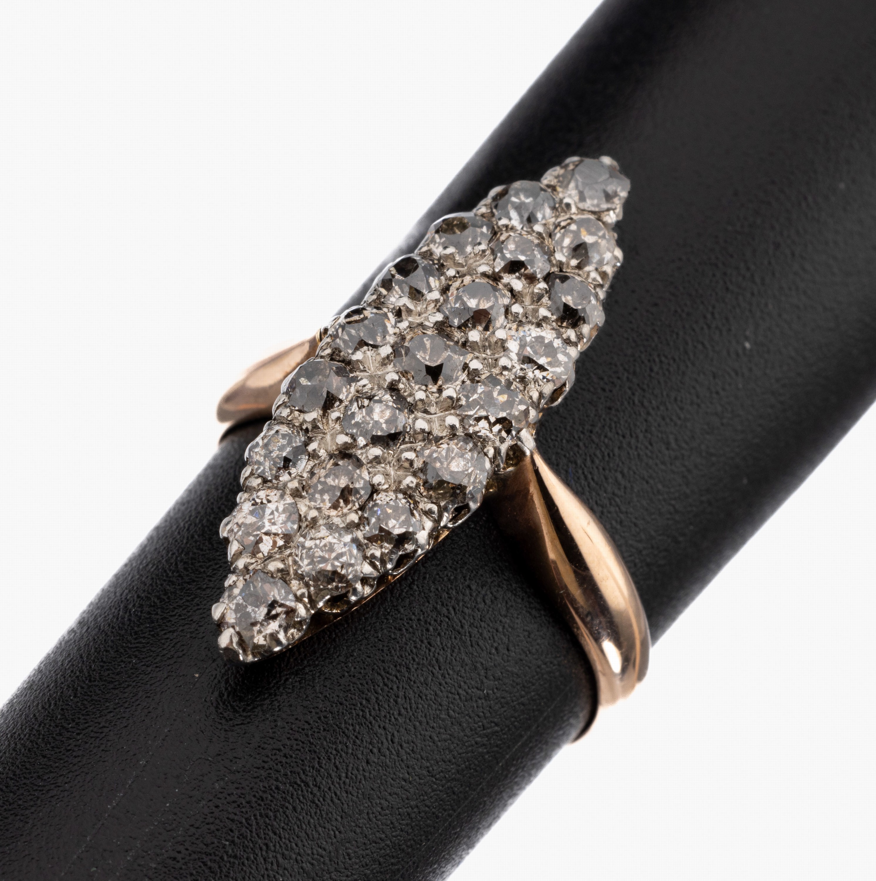14 kt Gold Diamant-Ring, um 1900, GG 585/000 gepr., sogn. Schiffchenring, 21 in Silber gefasste Altschliffdiamanten zus. ca. 1.0 ct l. get. ...