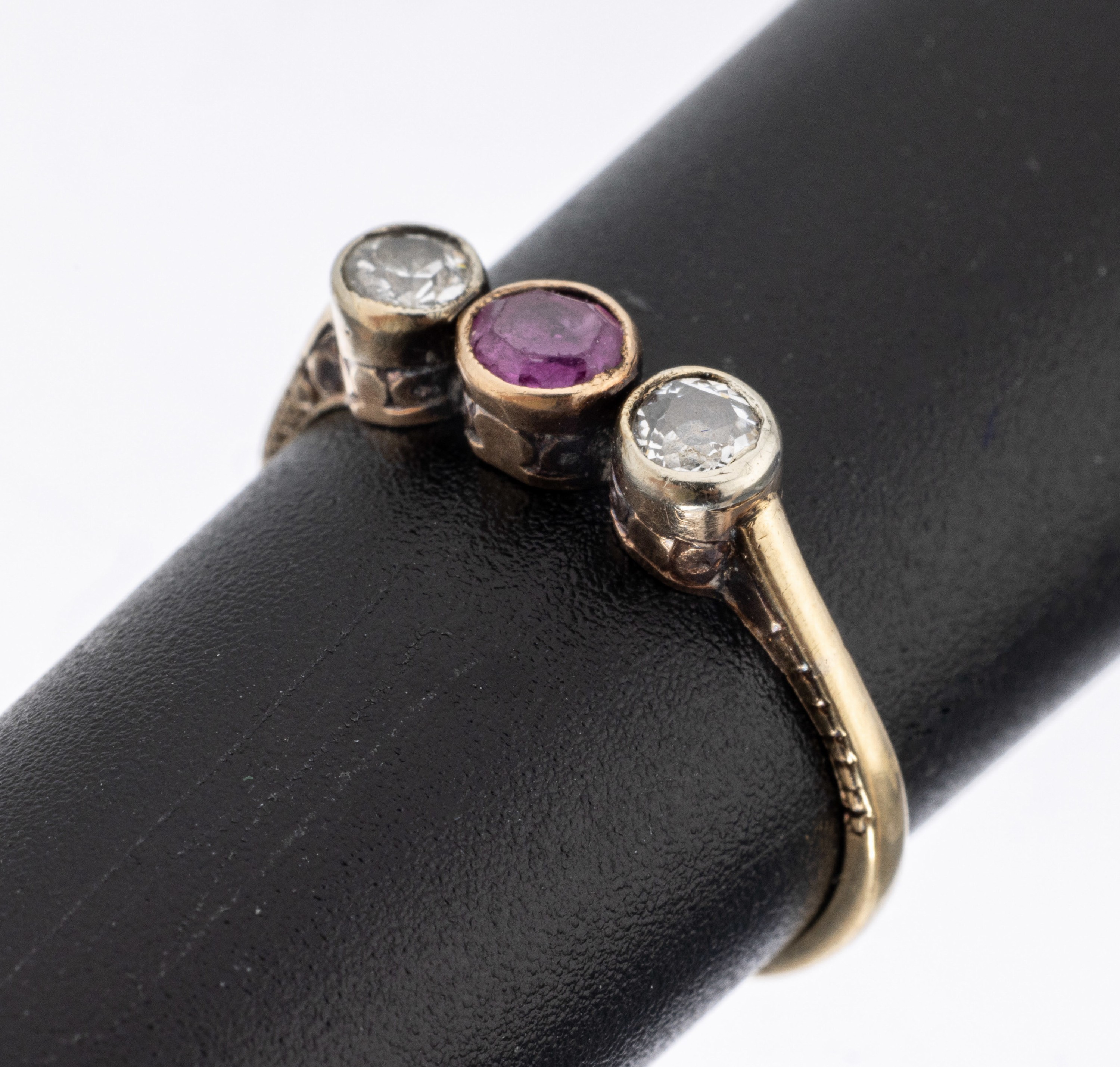 14 kt Gold Rubin-Diamant-Ring, um 1900, GG 585/000, feine Verarbeitung, mittig rundfacett. Rubin ca. 0.10 ct, 2 Altschliffdiamanten zus. ca. 0.10 ct ...