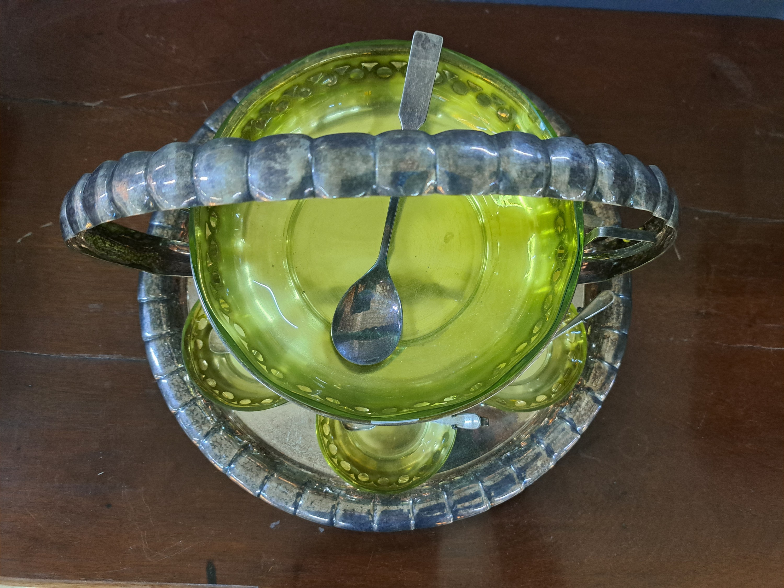 Detail b: Kaviarset aus Uranglas, deutsch, Anfang 20.Jh., orig. Uranglaseinsätze, Metall versilbert, rundes Tablett mit Henkel D. 40 cm, Fußschale, 6 ...