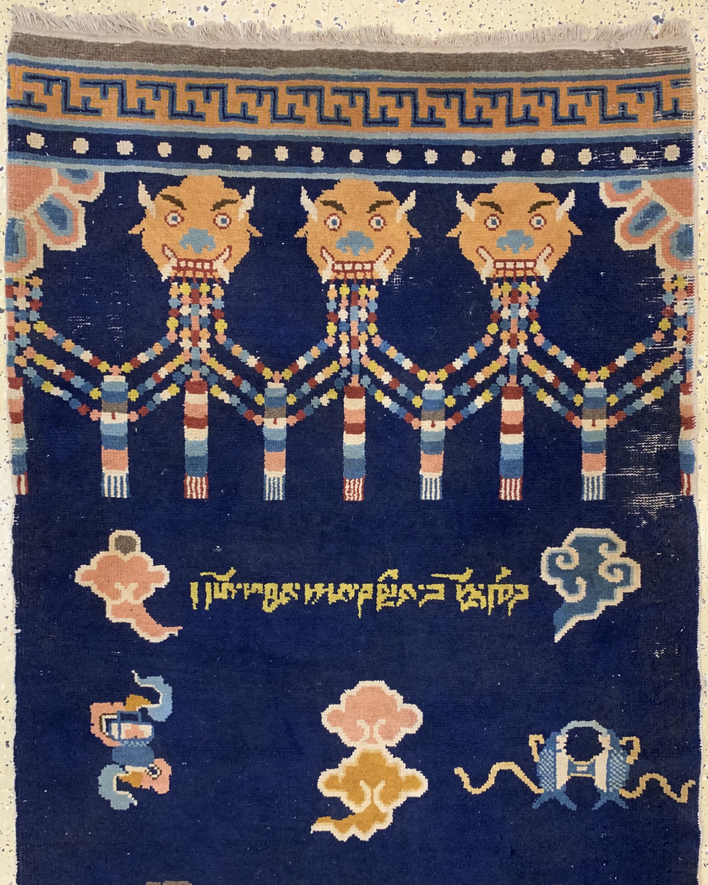 Detail c: Seltener Antiker Ning-Hsia, signiert Säulen-Tempelteppich , China, 19.Jhd, Wolle auf Baumwolle, ca. 444 x 120 cm, EHZ: 3