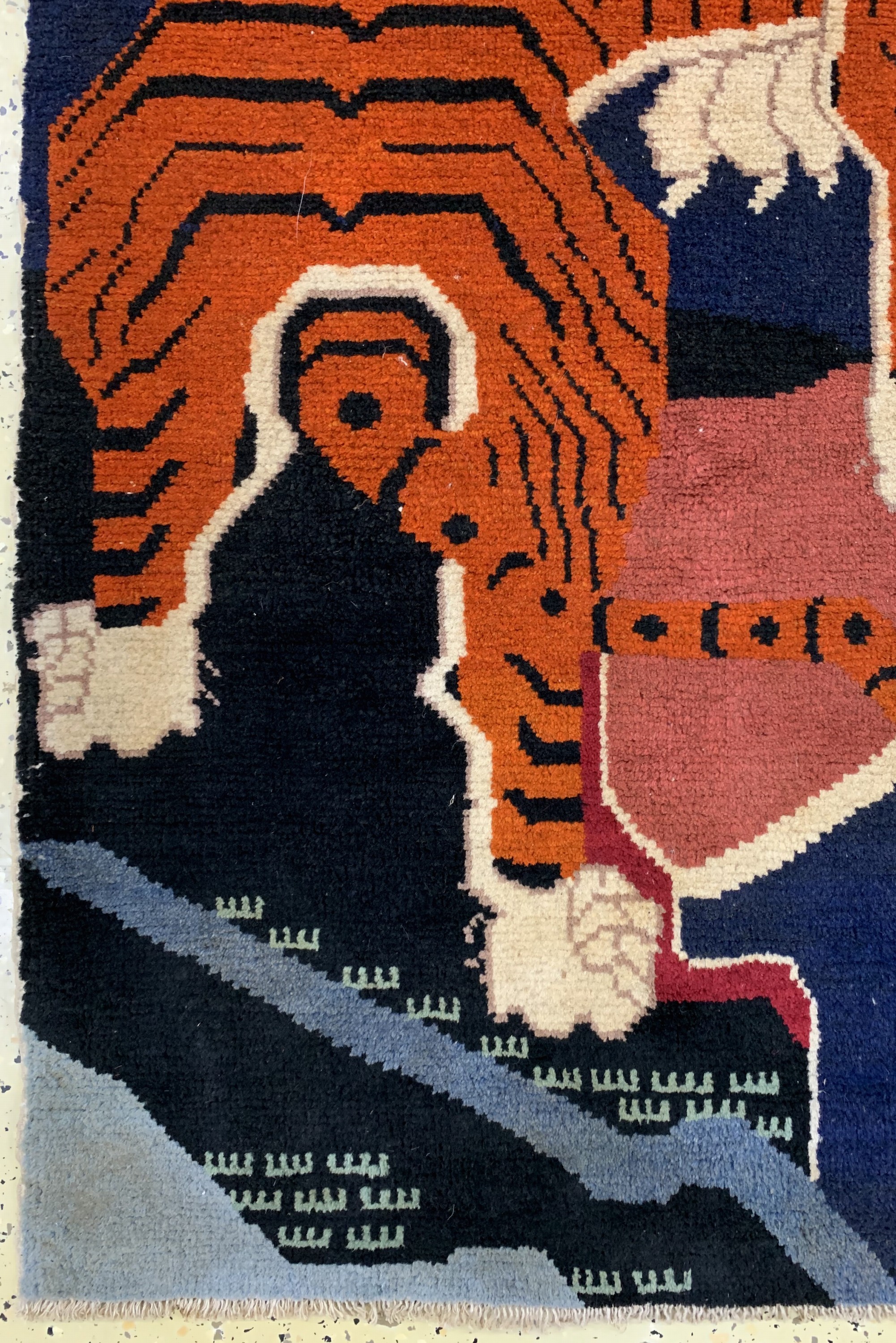 Detail b: Antiker"Tiger-Teppich"signiert, China, 19.Jhd, Wolle auf Baumwolle, ca. 160 x 98 cm, EHZ: 2