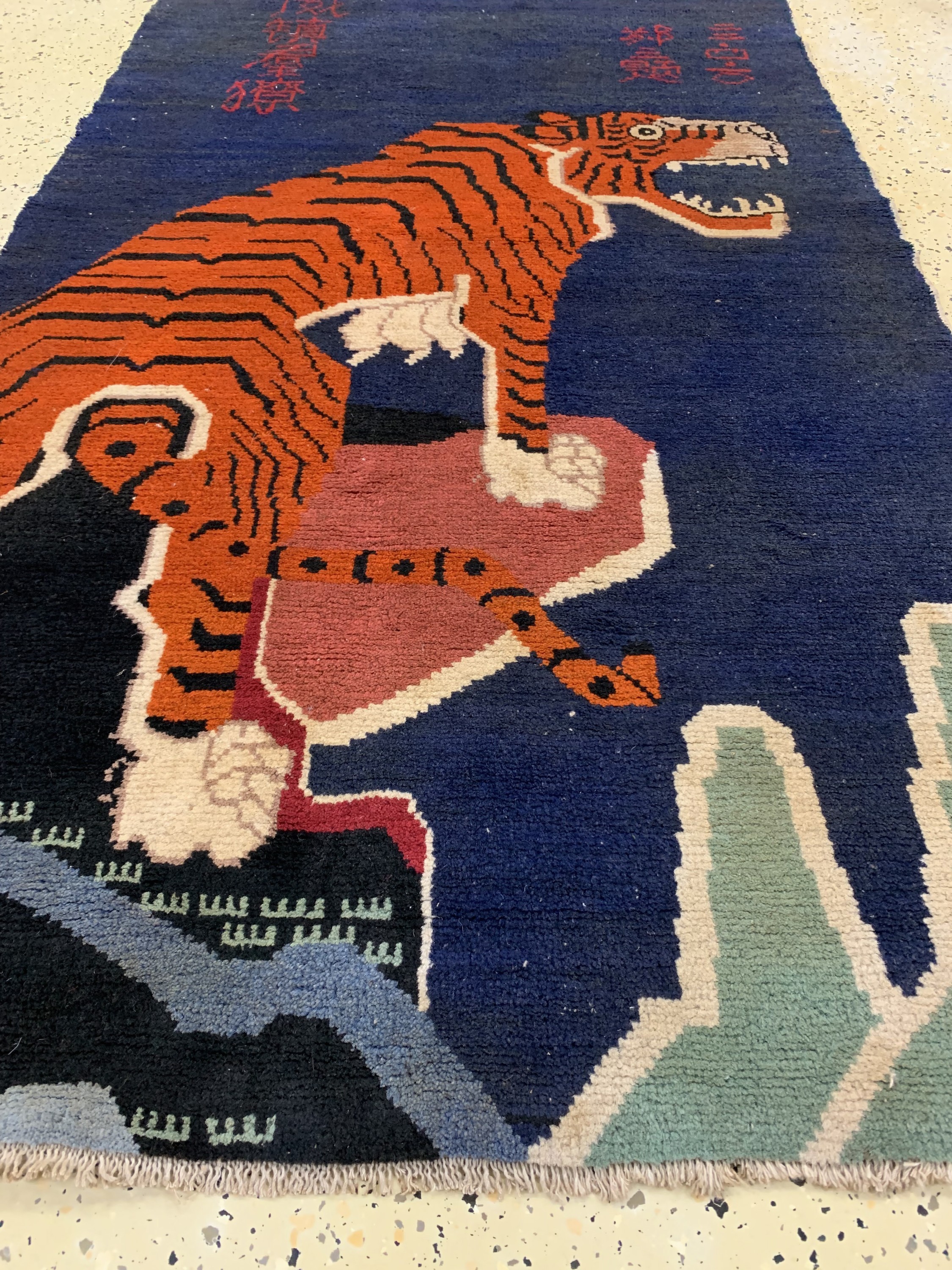 Detail e: Antiker"Tiger-Teppich"signiert, China, 19.Jhd, Wolle auf Baumwolle, ca. 160 x 98 cm, EHZ: 2