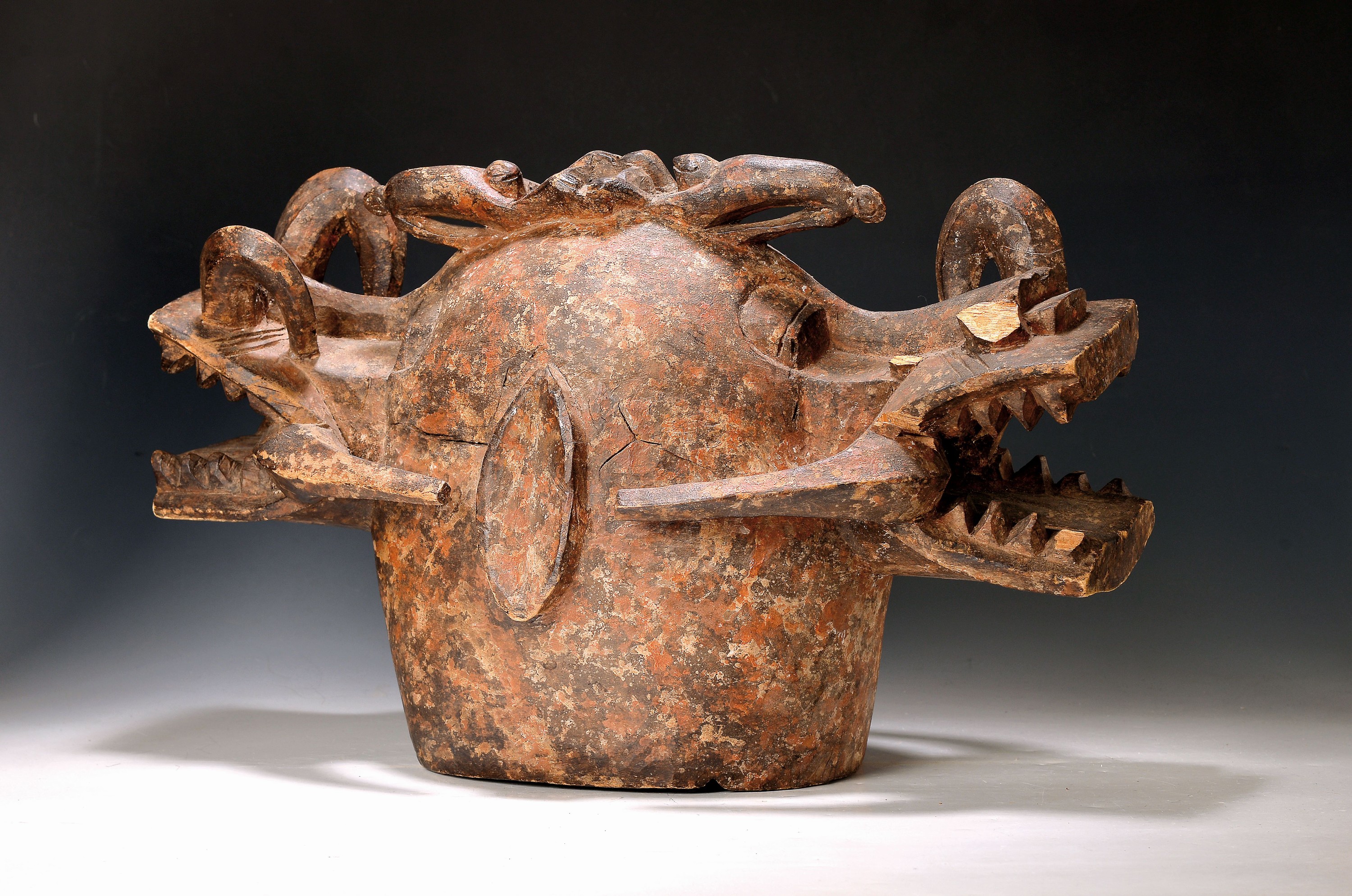 Große Helmmaske, sog. Waniugo, Senufo, Elfenbeinküste/Ghana, 20.Jh., Holz vollplastisch geschnitzt, janusköpfig, mythologisches Mischwesen aus ...