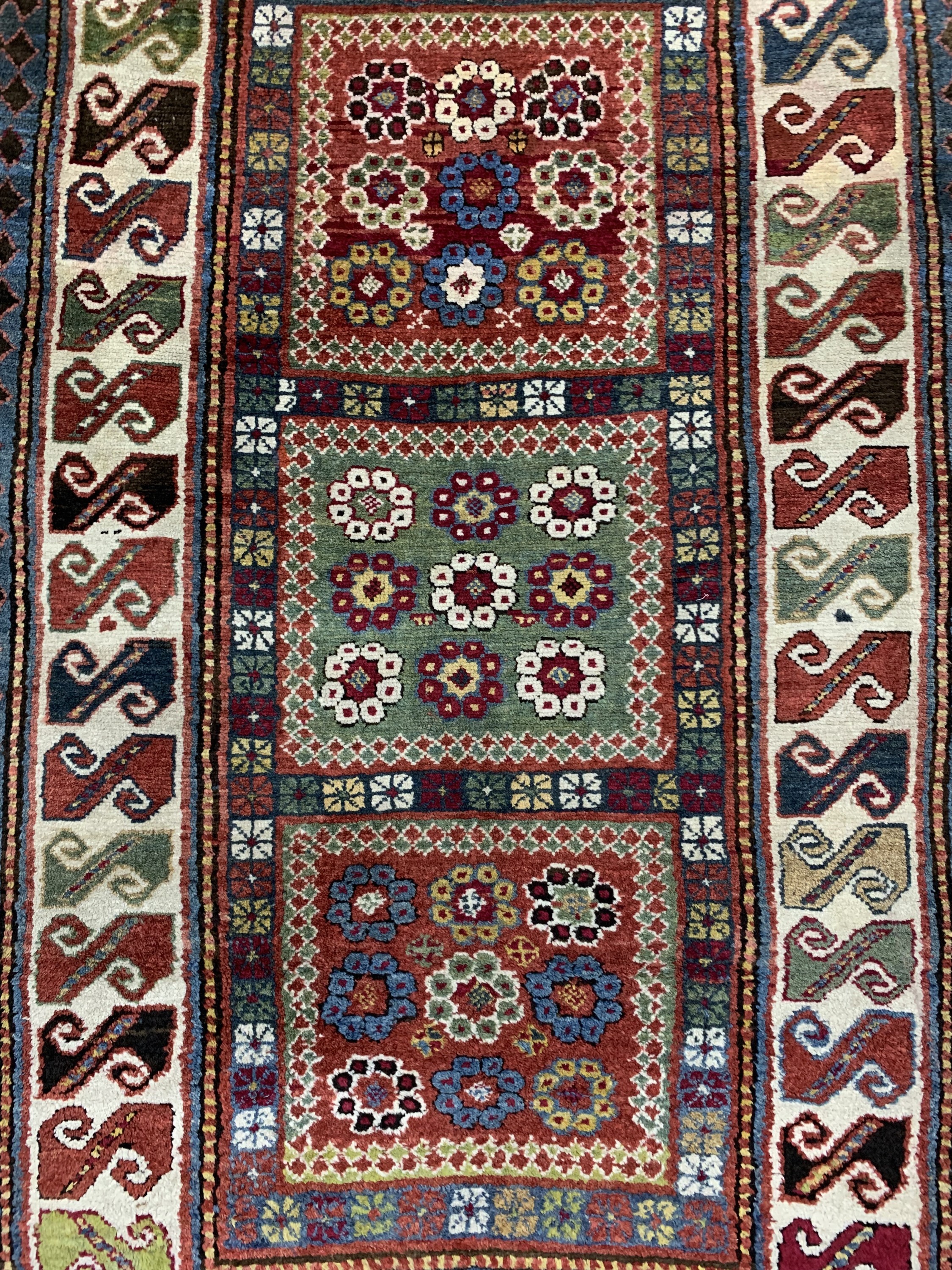 Detail c: Seltener Tschelaberd Kazak antik, Kaukasus,19.Jhd, Wolle auf Wolle, ca. 222 x 135 cm, EHZ: 2