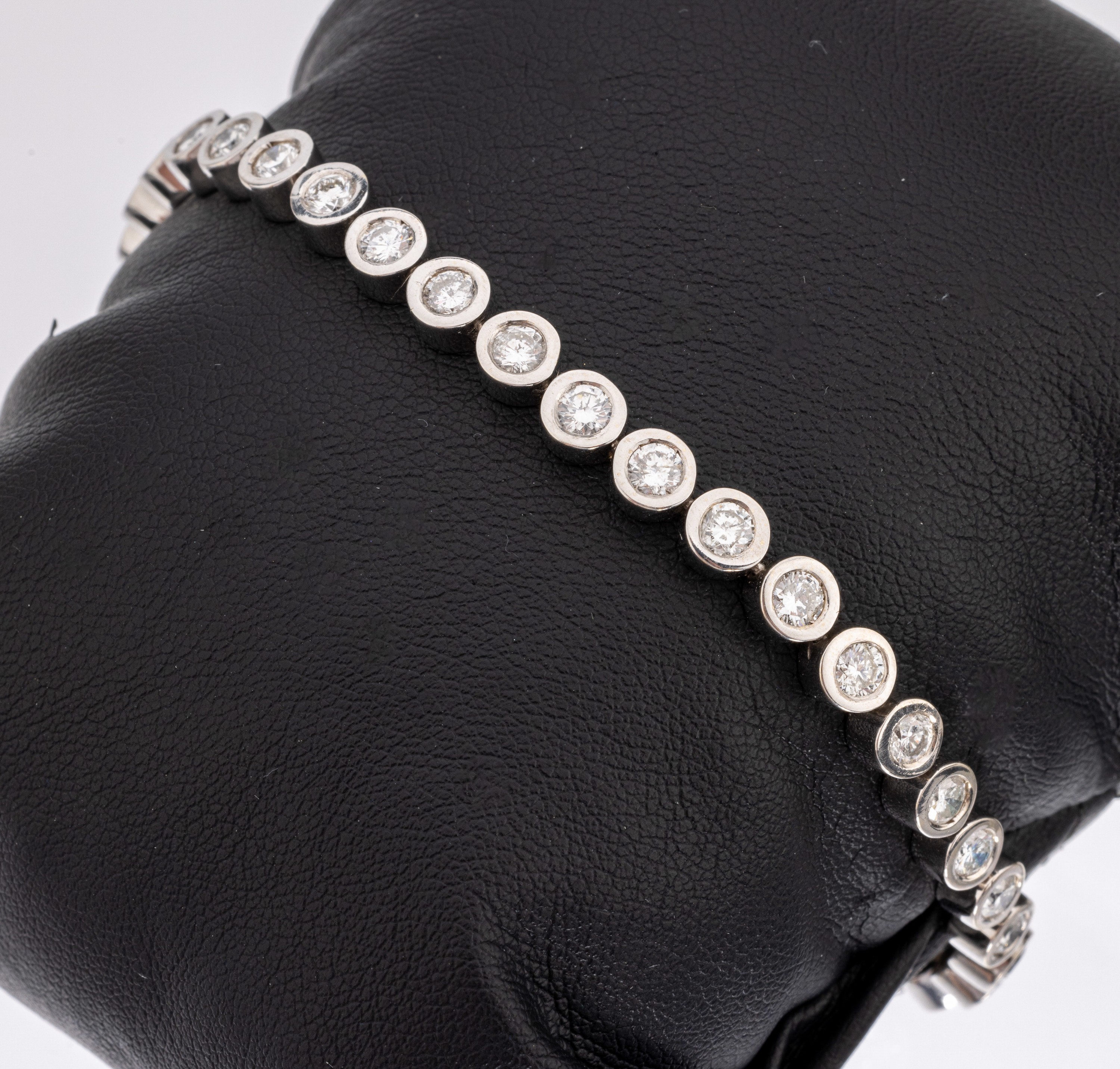18 kt Gold Brillant-Armband, WG 750/000 gepr., 34 Brillanten zus. ca. 4.765 ct feines Weiss-Weiss/si-p3, L. ca. 18.5 cm, ca. 24.5 g, Kastenschloss ...