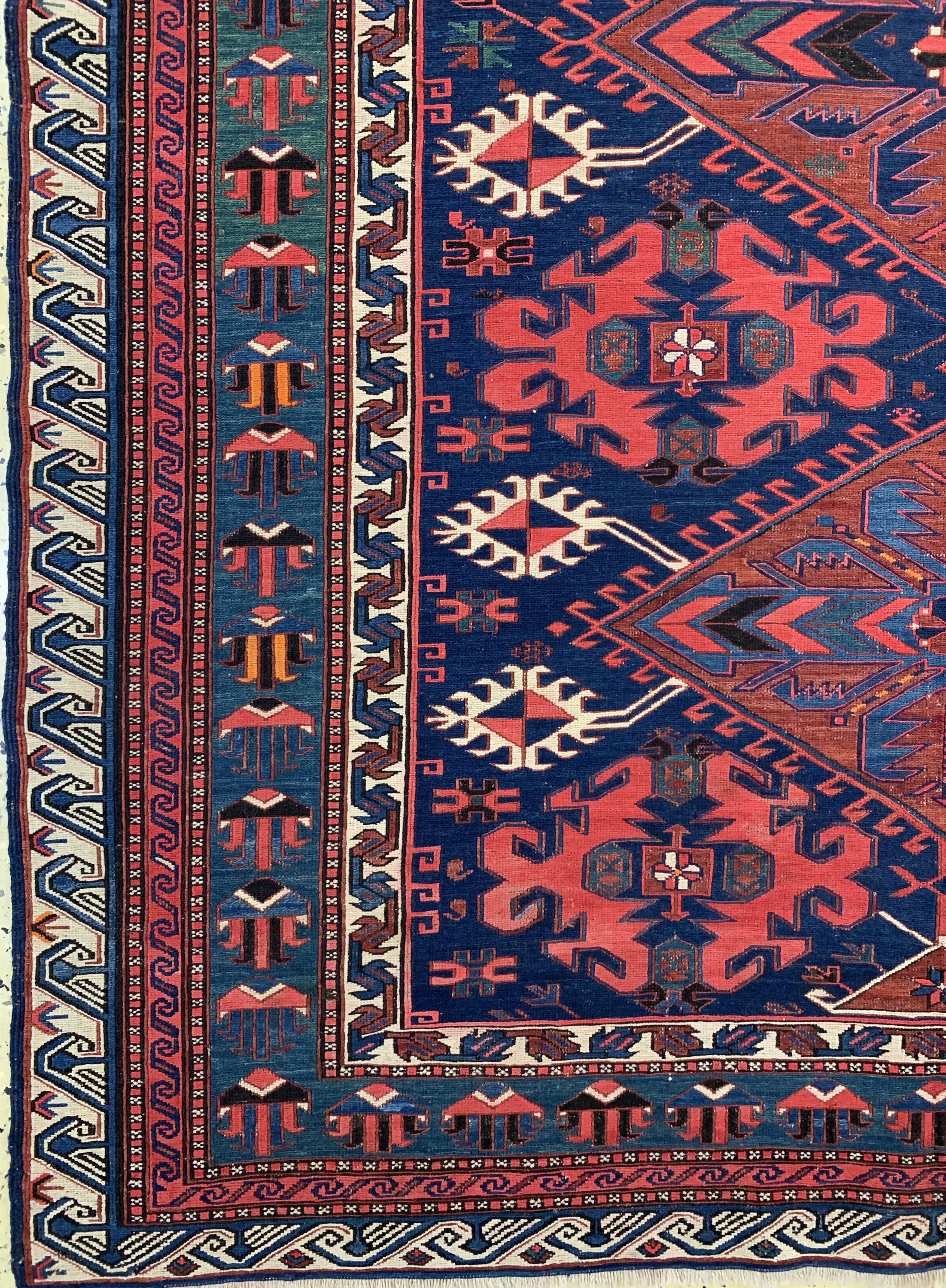 Detail b: Antiker Sumakh, Kaukasus, um 1900, Wolle auf Wolle, ca. 380 x 169 cm, EHZ: 1-2
