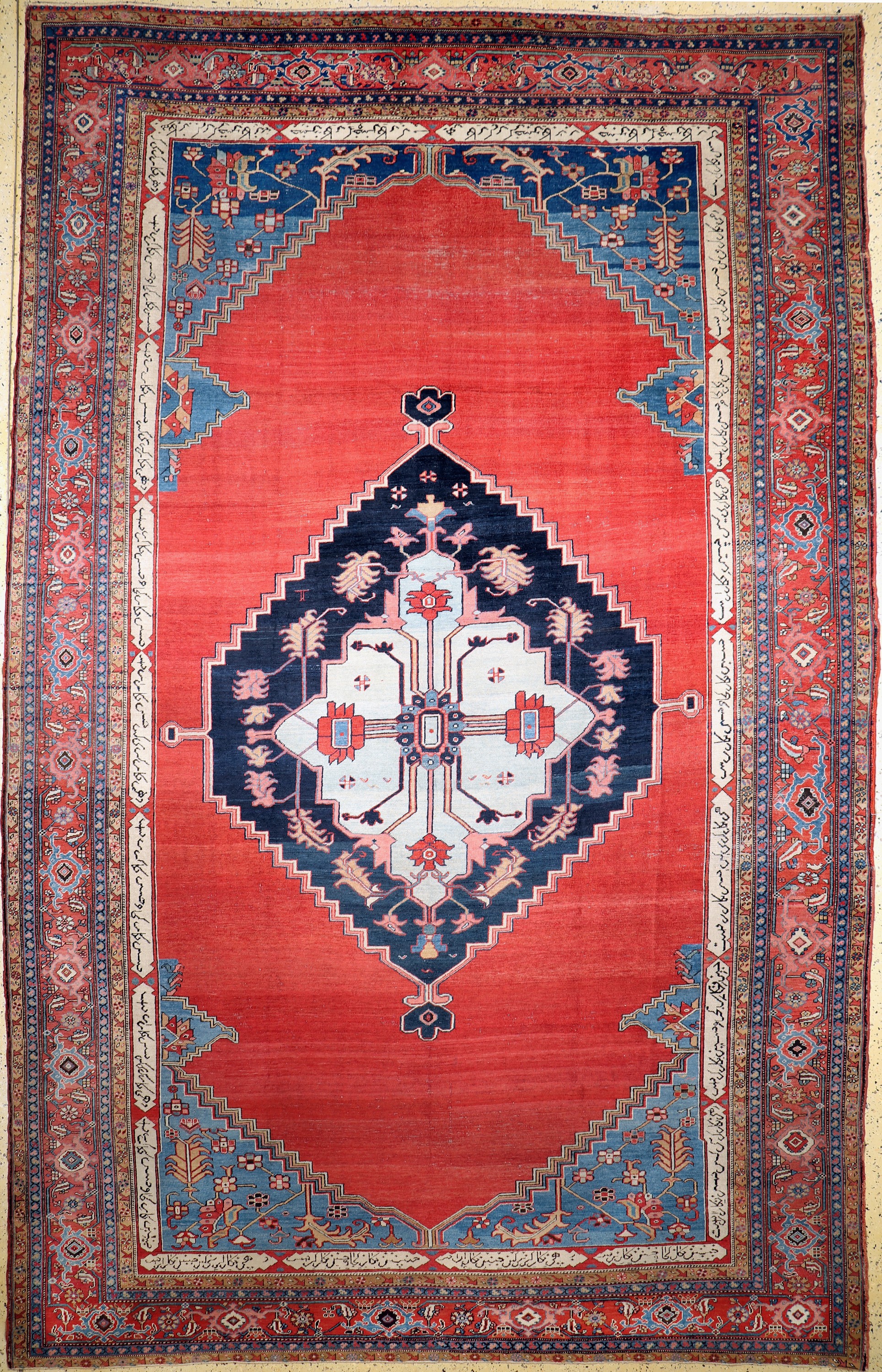 Seltener antiker Heriz, Persien, 19.Jhd, Wolle auf Baumwolle, ca. 444 x 284 cm, EHZ: 3,Innenfeld von Kartuschen mit Inschrift umrandet. Siehe HALI ...