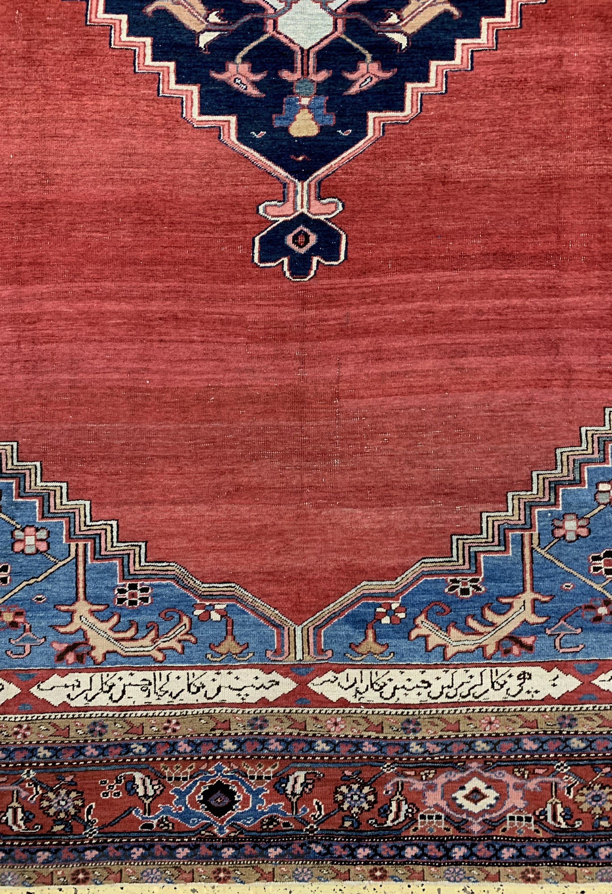 Detail c: Seltener antiker Heriz, Persien, 19.Jhd, Wolle auf Baumwolle, ca. 444 x 284 cm, EHZ: 3,Innenfeld von Kartuschen mit Inschrift umrandet. Siehe HALI ...