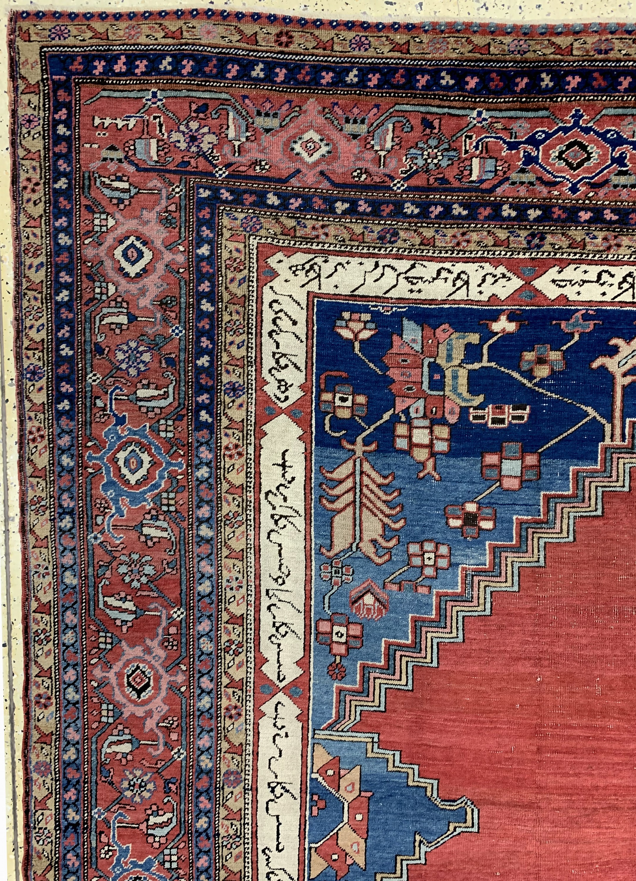 Detail d: Seltener antiker Heriz, Persien, 19.Jhd, Wolle auf Baumwolle, ca. 444 x 284 cm, EHZ: 3,Innenfeld von Kartuschen mit Inschrift umrandet. Siehe HALI ...