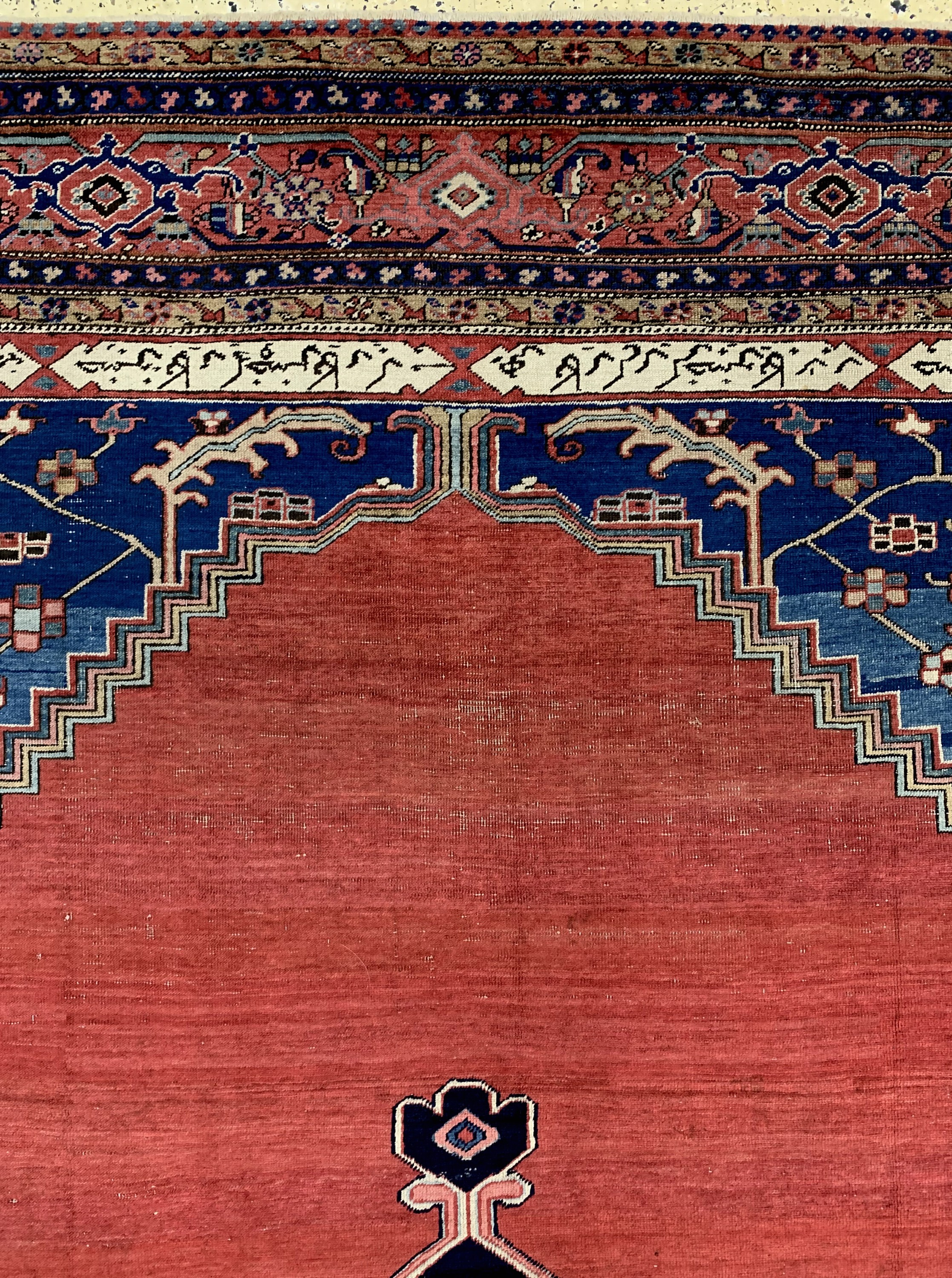 Detail e: Seltener antiker Heriz, Persien, 19.Jhd, Wolle auf Baumwolle, ca. 444 x 284 cm, EHZ: 3,Innenfeld von Kartuschen mit Inschrift umrandet. Siehe HALI ...
