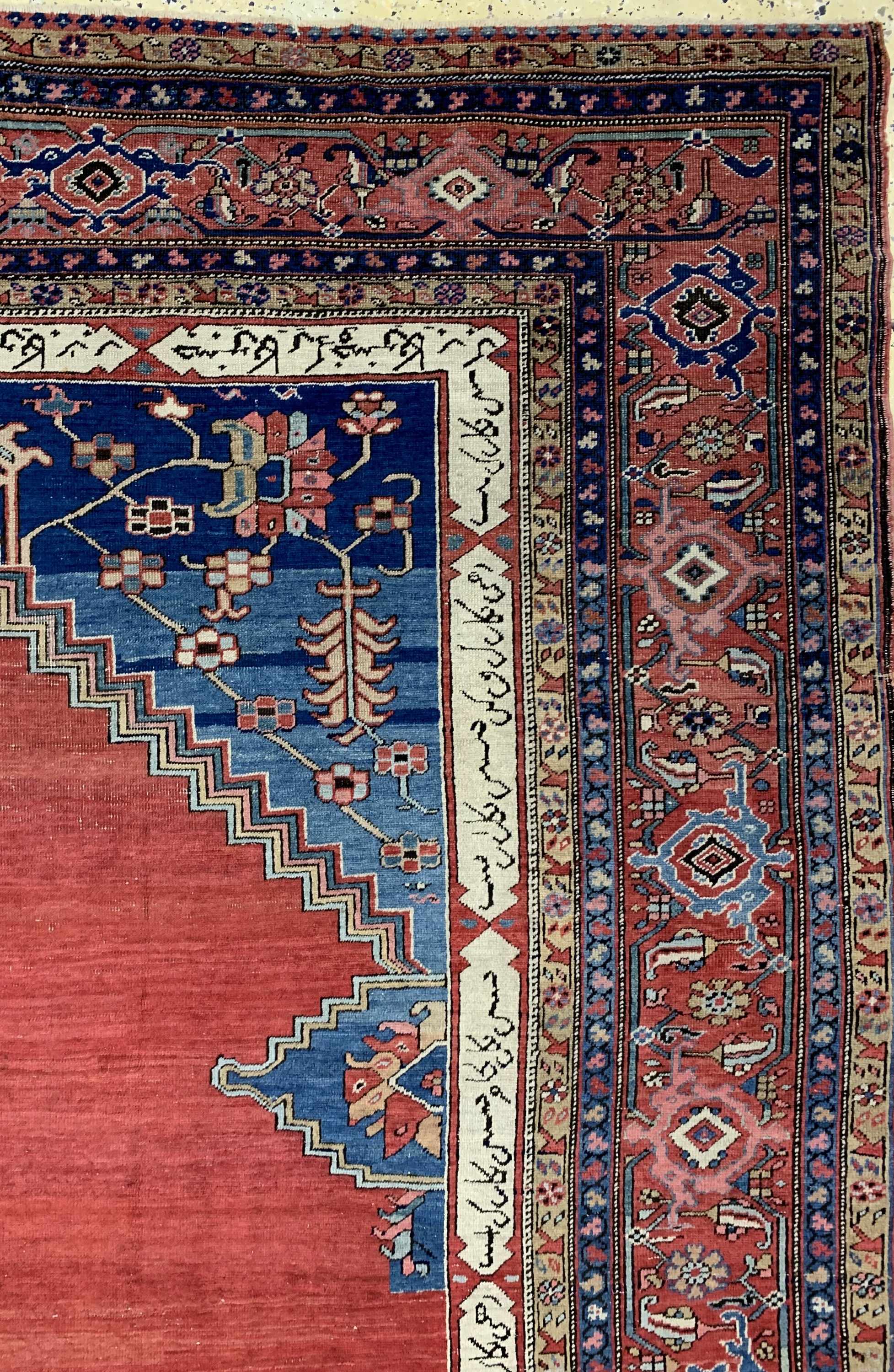 Detail f: Seltener antiker Heriz, Persien, 19.Jhd, Wolle auf Baumwolle, ca. 444 x 284 cm, EHZ: 3,Innenfeld von Kartuschen mit Inschrift umrandet. Siehe HALI ...