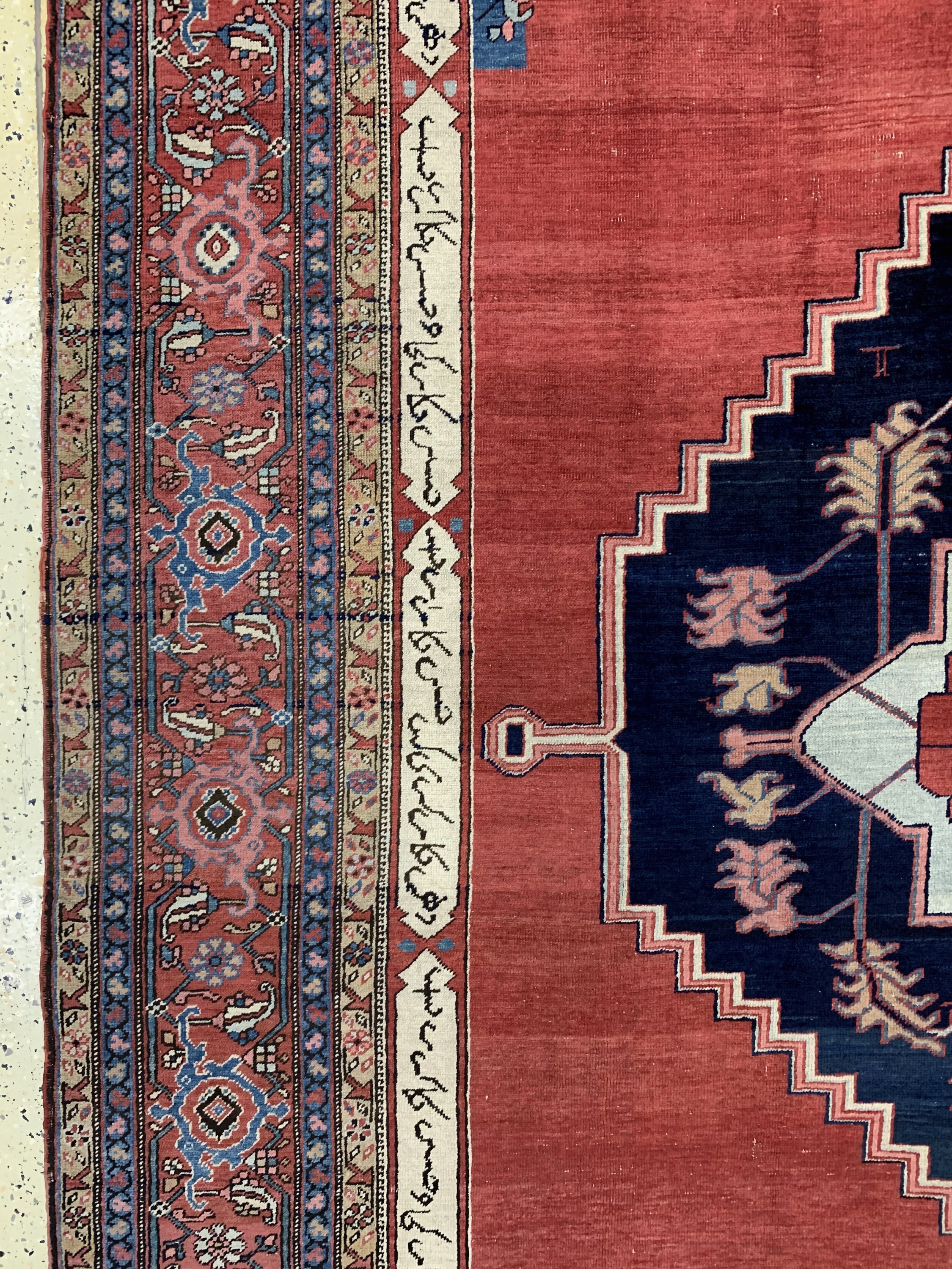 Detail h: Seltener antiker Heriz, Persien, 19.Jhd, Wolle auf Baumwolle, ca. 444 x 284 cm, EHZ: 3,Innenfeld von Kartuschen mit Inschrift umrandet. Siehe HALI ...