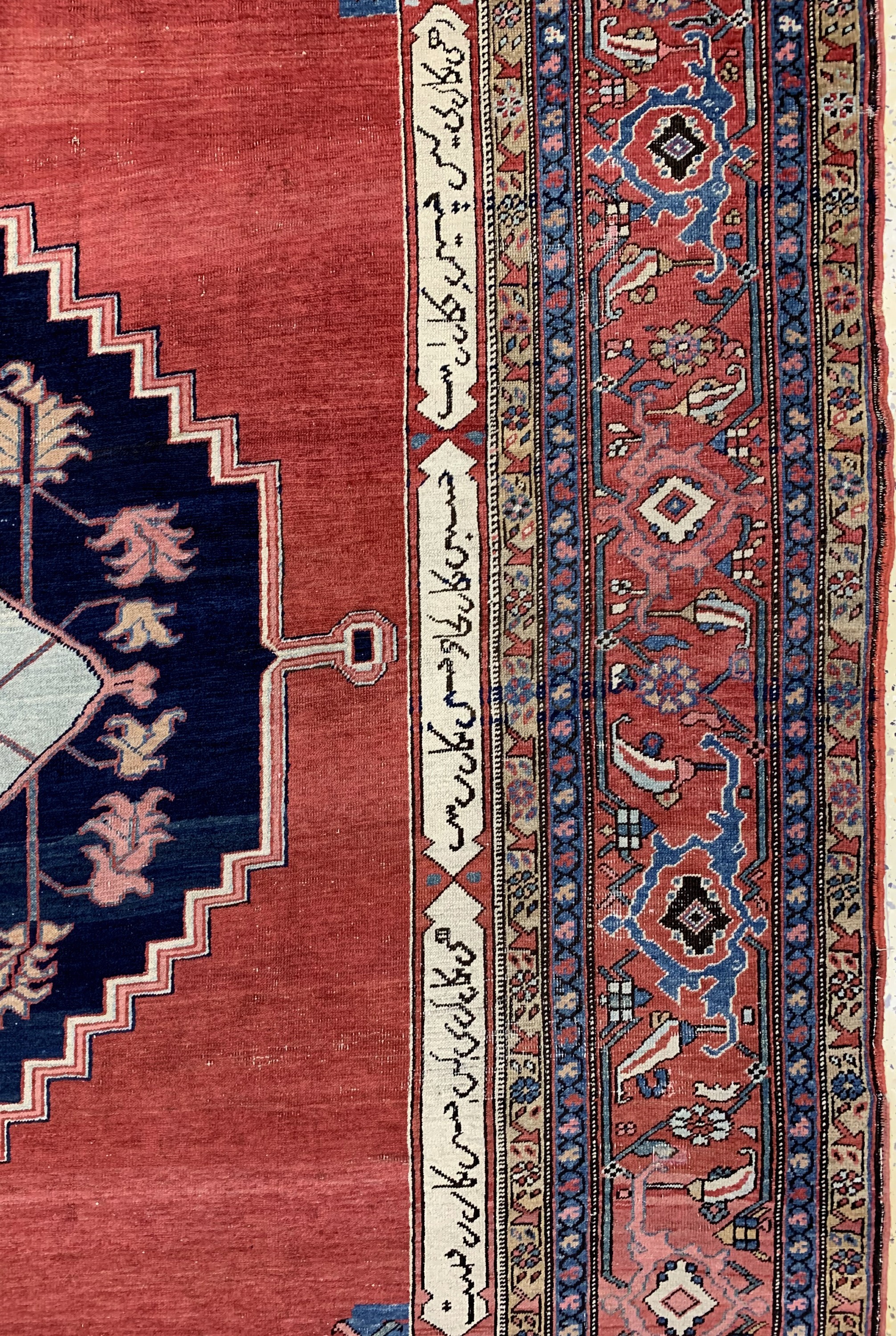 Detail i: Seltener antiker Heriz, Persien, 19.Jhd, Wolle auf Baumwolle, ca. 444 x 284 cm, EHZ: 3,Innenfeld von Kartuschen mit Inschrift umrandet. Siehe HALI ...