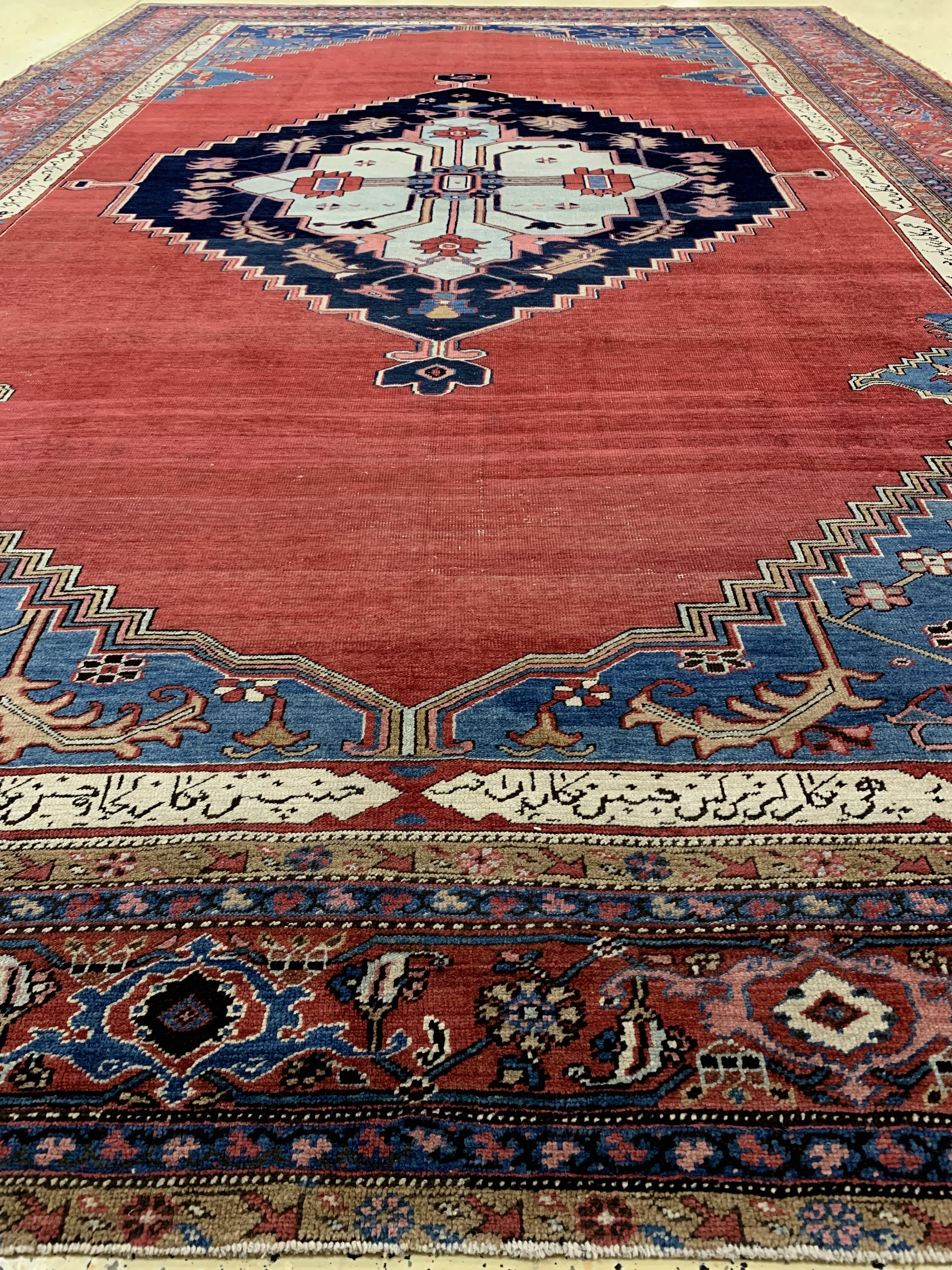 Detail j: Seltener antiker Heriz, Persien, 19.Jhd, Wolle auf Baumwolle, ca. 444 x 284 cm, EHZ: 3,Innenfeld von Kartuschen mit Inschrift umrandet. Siehe HALI ...