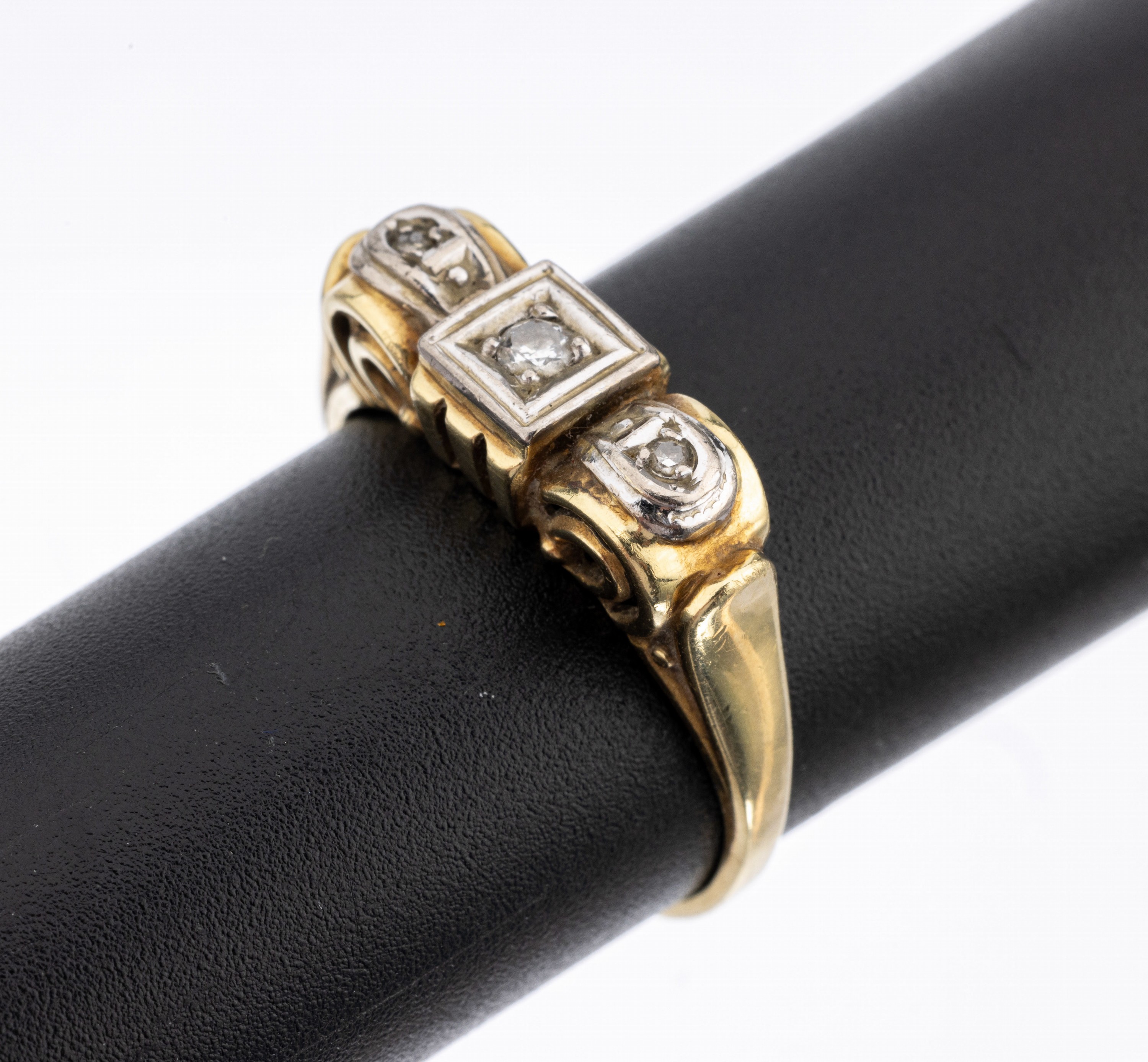 14 kt Gold Brillant-Ring, 1940/50er Jahre, GG/WG 585/000, geschwungene Unterkaderung, 3 in WG gefasste Brillanten zus. ca. 0.06 ct Weiss/p, RW 59, ...