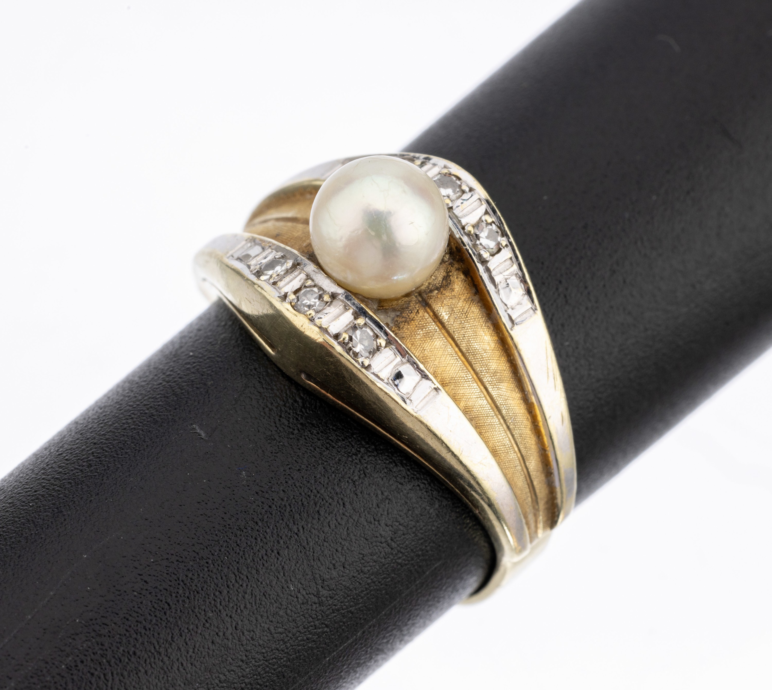 14 kt Gold Perl-Diamant-Ring, GG 585/000, part. sat., mittig Akoyazuchtperle, D. ca. 5.5mm, 6 kl. 8/8-Diamanten, RW 55, ca. 4.7 g