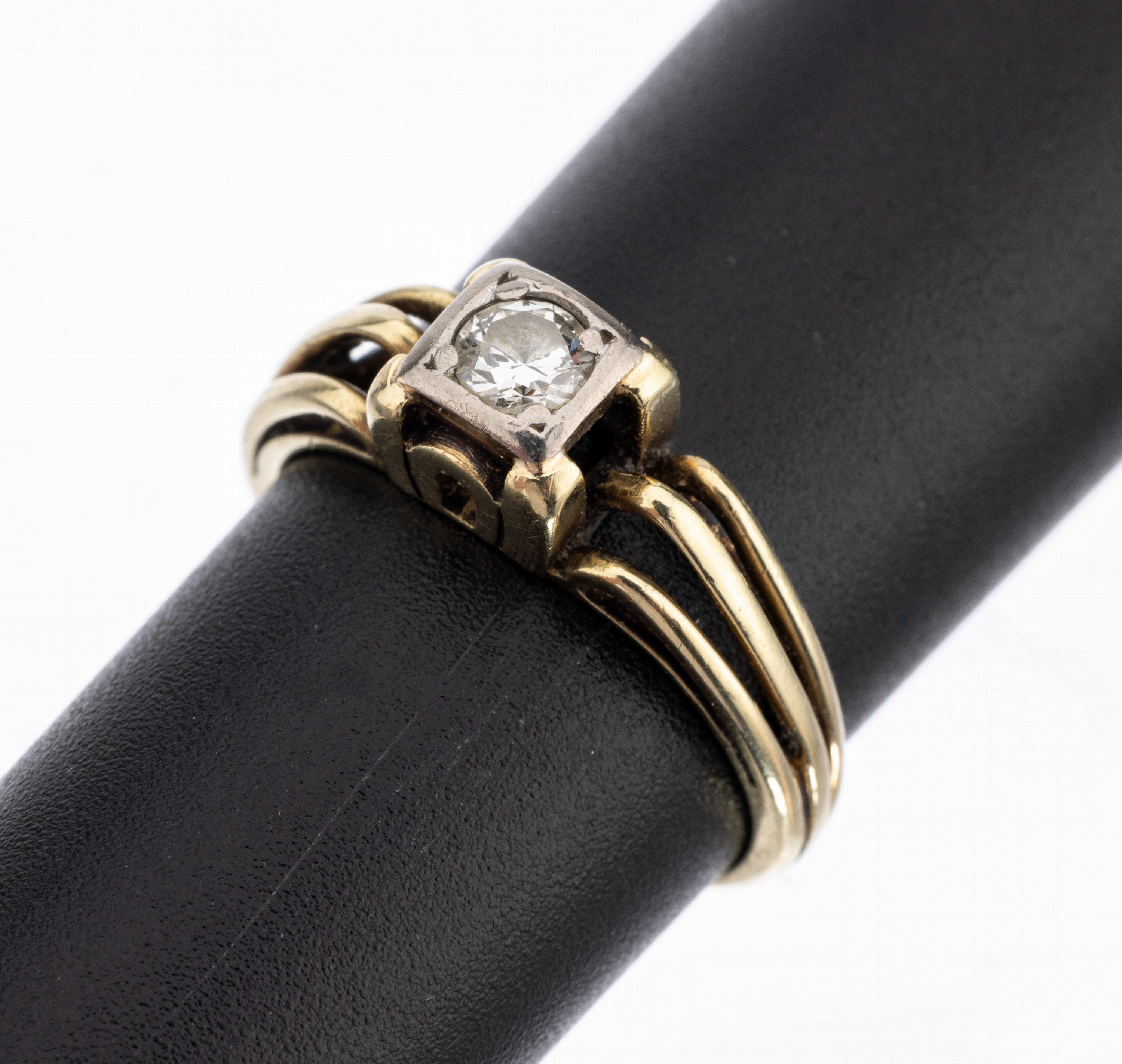 14 kt Gold Brillant-Ring, 1950er Jahre, GG/WG 585/000, in WG gefasster Brillant ca. 0.12 ct l.get.Weiss/p, Stein besch., RW 51, ca.3.1 g