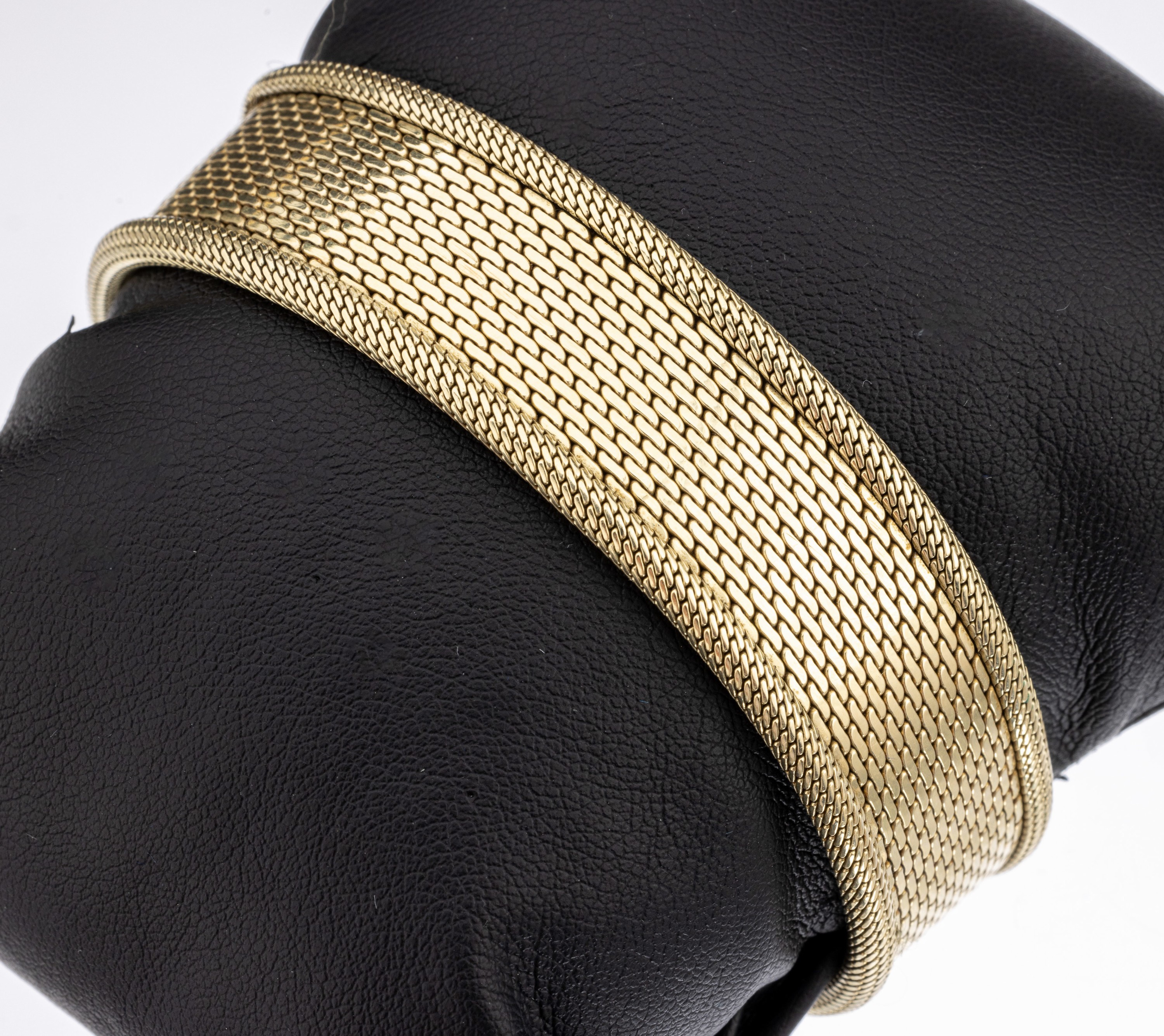 14 kt Gold Armband, GG 585/000, B. ca. 1.8 cm, L. ca. 19 cm, Kastenschloss mit 2 Sicherheitsachten, ca. 60.9 g, min. Gebr. -Spuren
