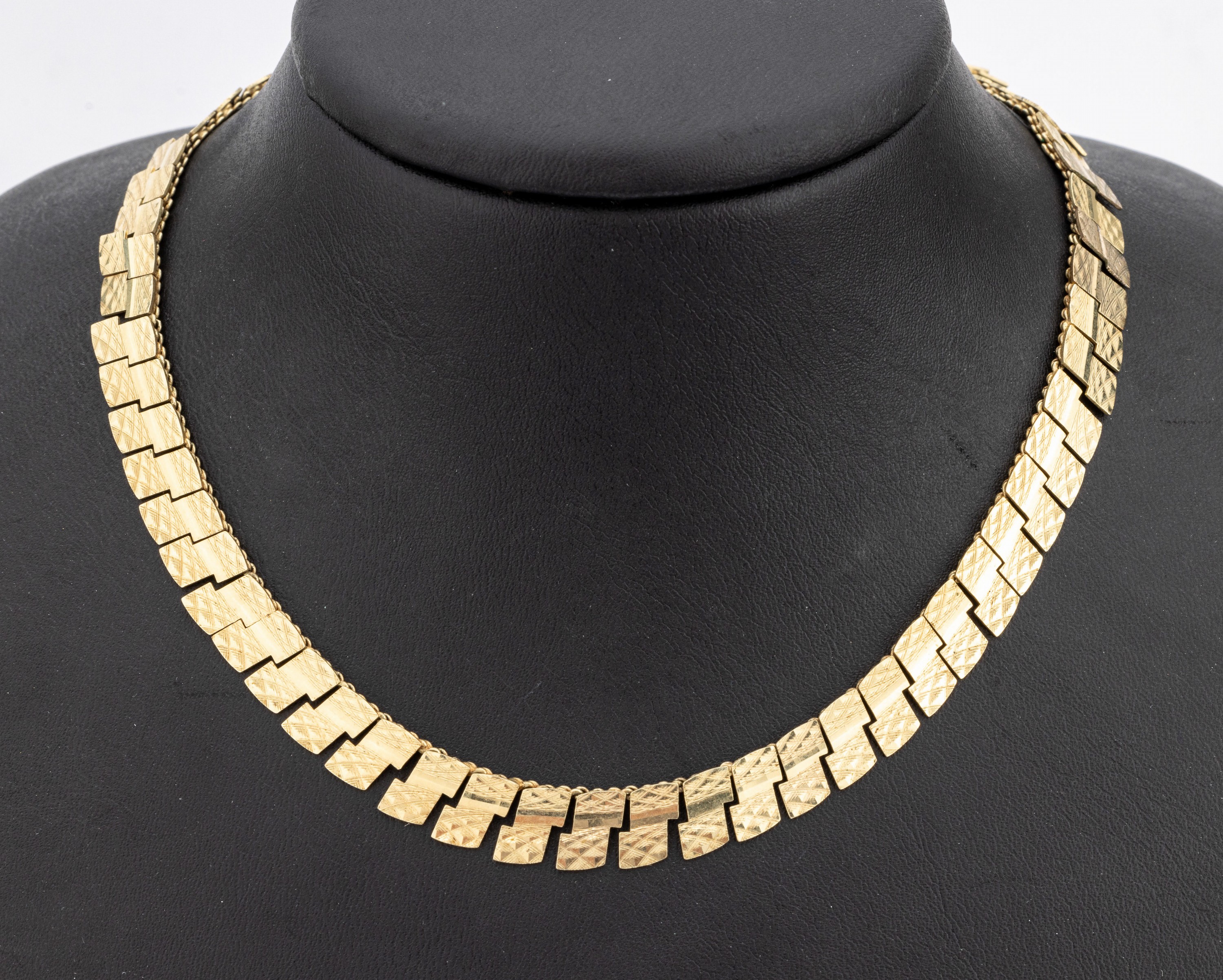 14 kt Gold Collier, GG 585/000, Glieder grav., L. variabel ca. 41.5-46 cm, Federringschliesse, ca. 26.2 g