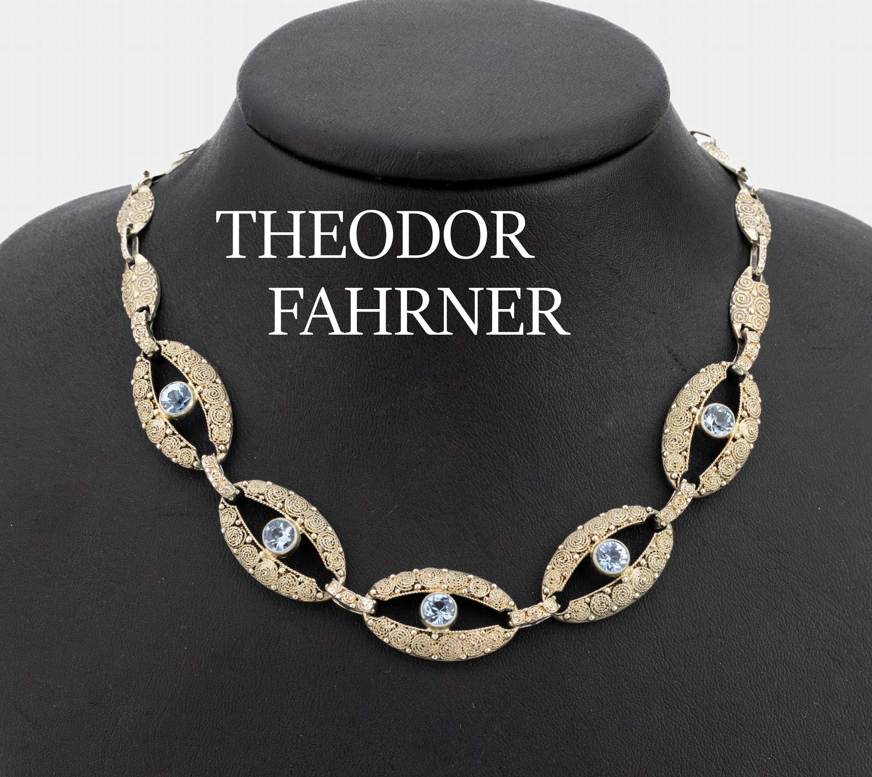THEODOR FAHRNER Collier, 835er Silber, 1930er Jahre, ovale Glieder aufwendig mit Spiraldrahtverzierungen, 5 mittlere Glieder mit rundfacett. ...