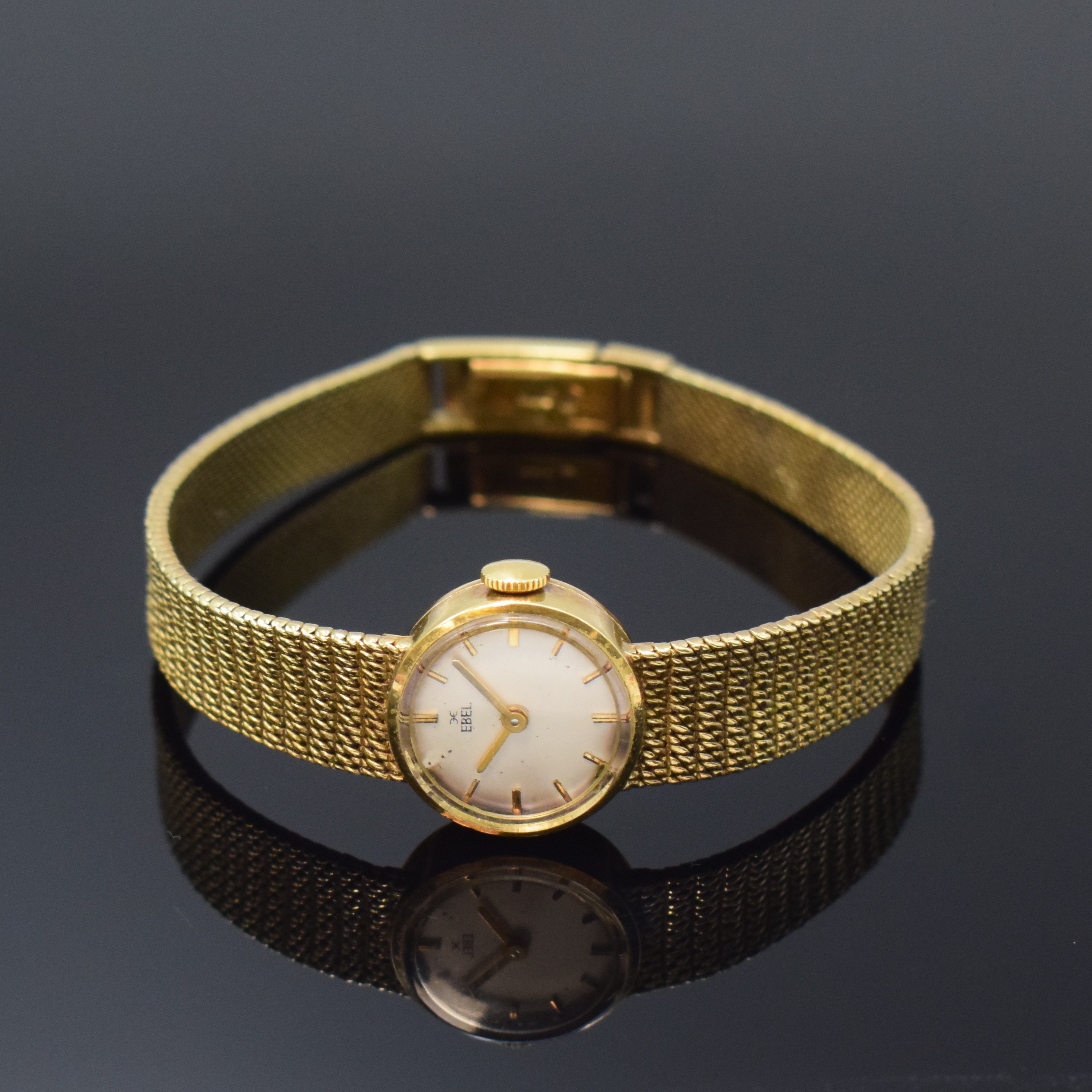 EBEL Damenarmbanduhr in GG 585/000, Schweiz um 1965, Handaufzug, 2-tlg. Geh., Boden aufgedr., anges. Milanaiseband, silb. Zifferbl. pat., gold. ...