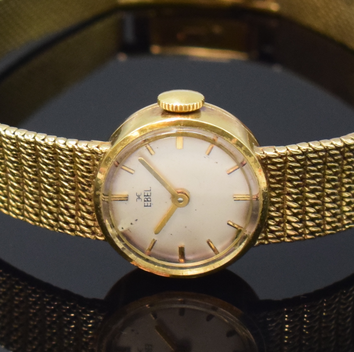 Detail a: EBEL Damenarmbanduhr in GG 585/000, Schweiz um 1965, Handaufzug, 2-tlg. Geh., Boden aufgedr., anges. Milanaiseband, silb. Zifferbl. pat., gold. ...