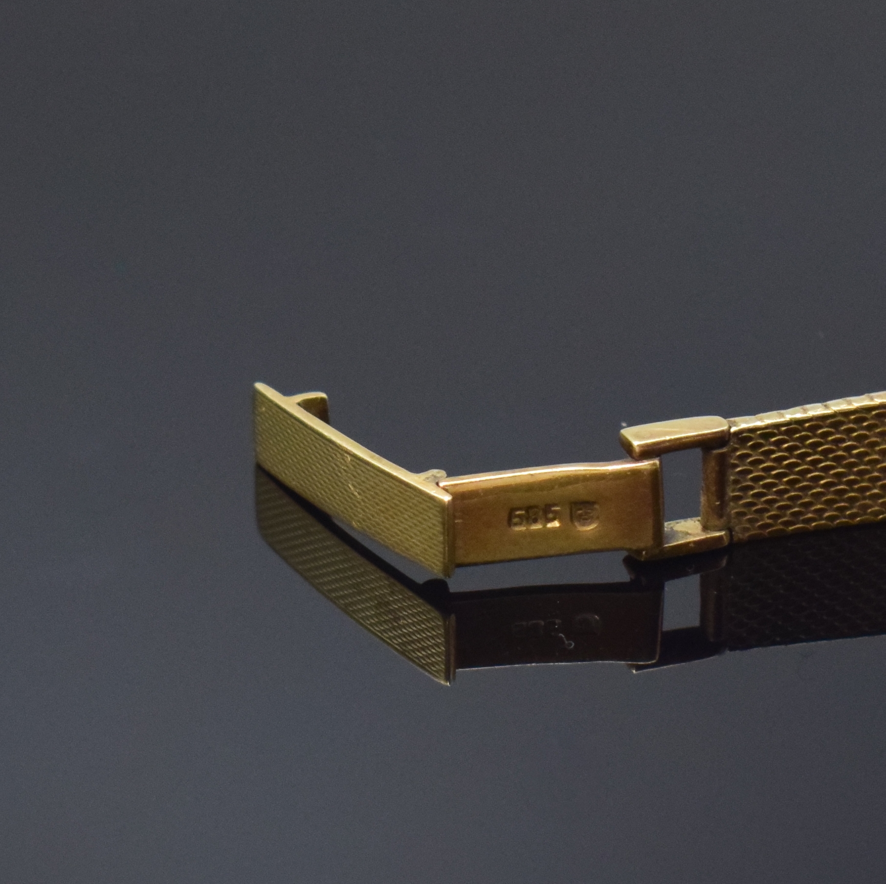 Detail b: EBEL Damenarmbanduhr in GG 585/000, Schweiz um 1965, Handaufzug, 2-tlg. Geh., Boden aufgedr., anges. Milanaiseband, silb. Zifferbl. pat., gold. ...